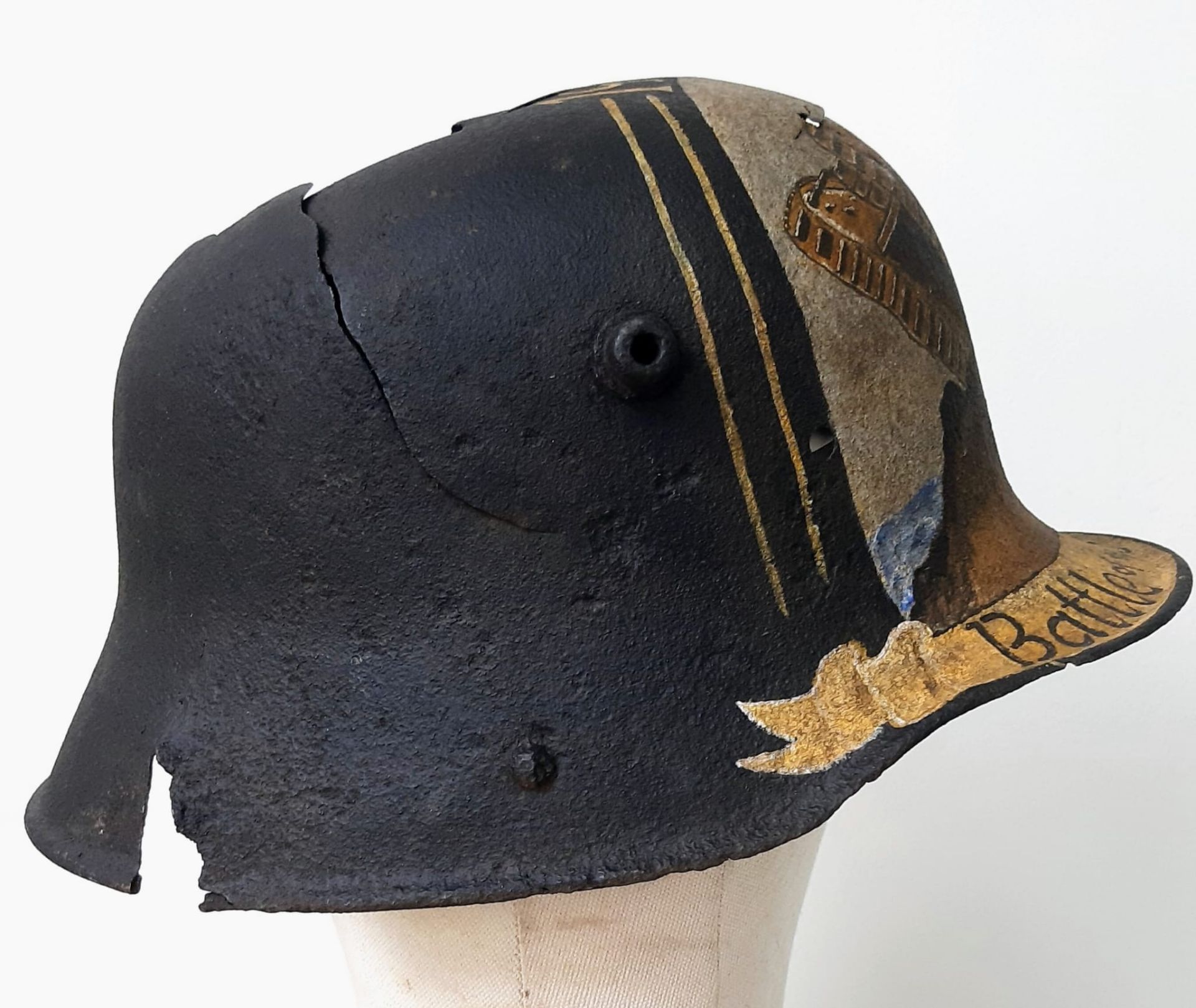 WW1 German M16 Stahlhelm found on the Somme. With post war memorial painting. - Image 4 of 12