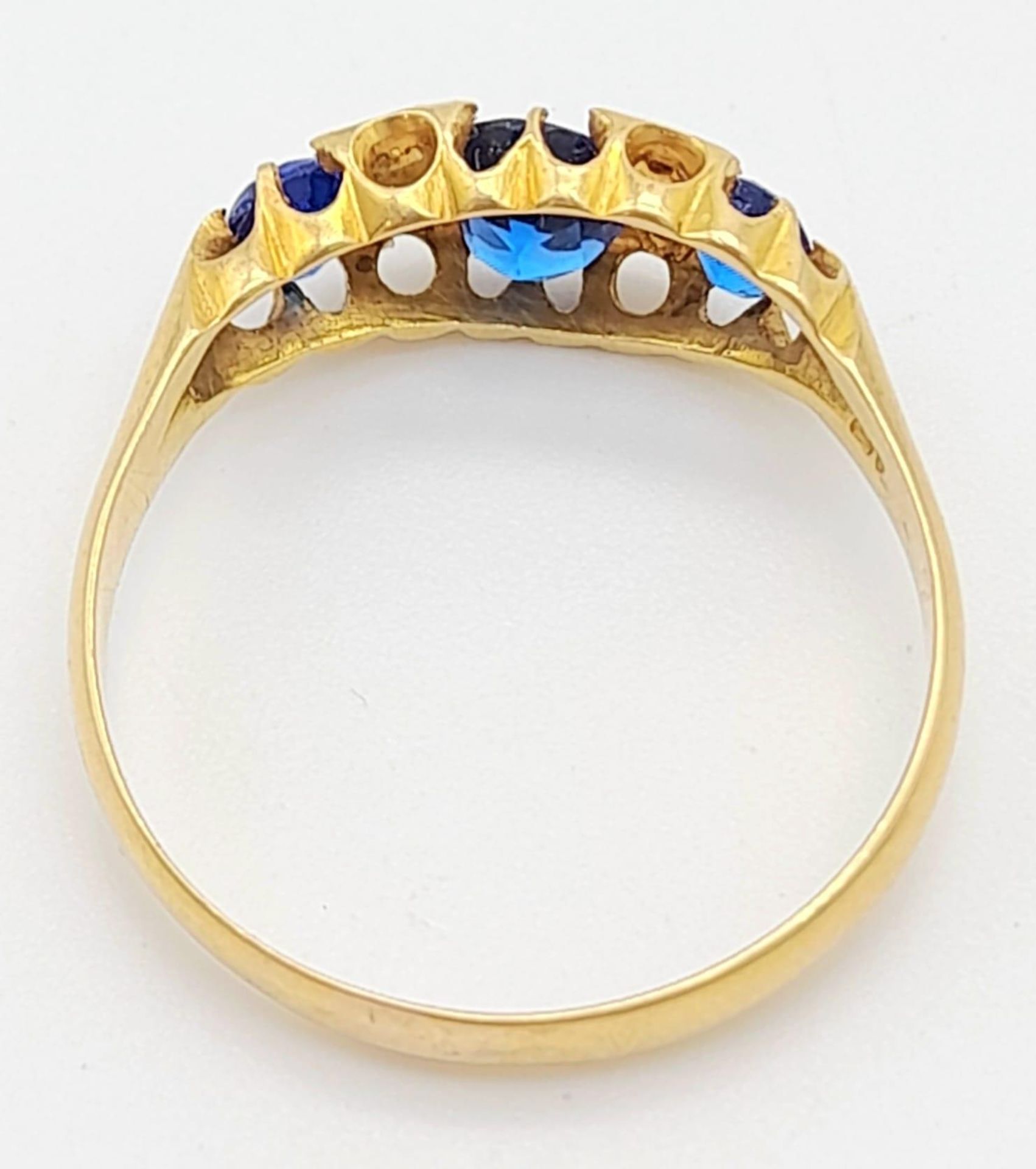 A Gorgeous Antique (1803) Georgian 18K Sapphire Ring. Three Royal blue oval sapphires. There are two - Bild 4 aus 5