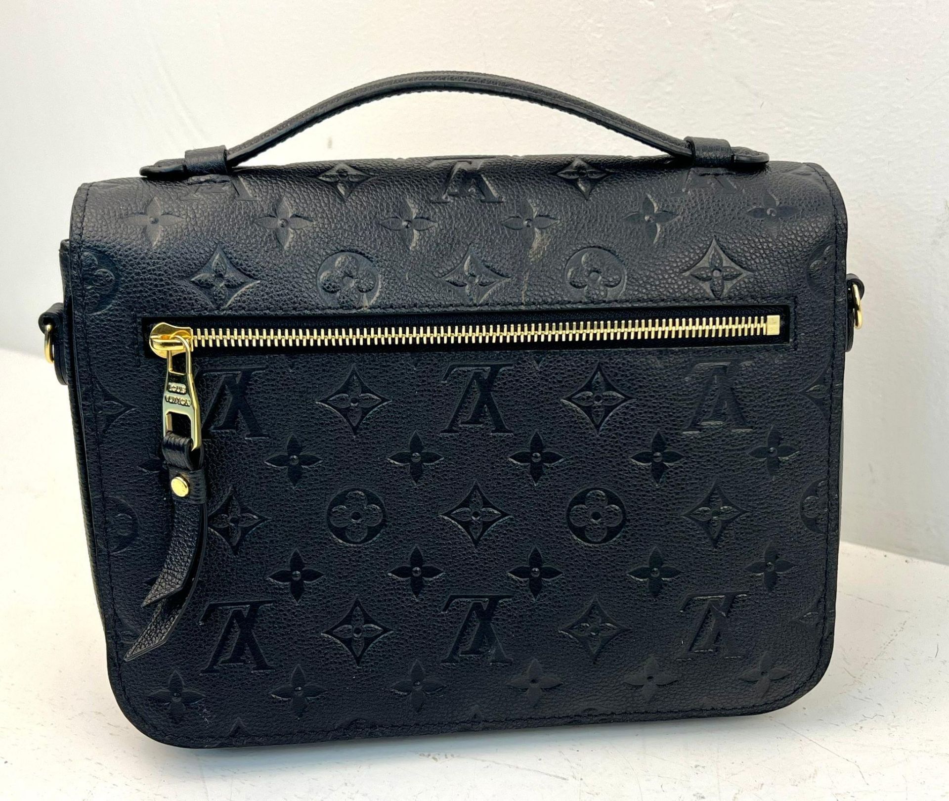 A Louis Vuitton Pochette Metis Leather Bag. Black monogram empreinte leather. Zipped exterior - Bild 4 aus 8