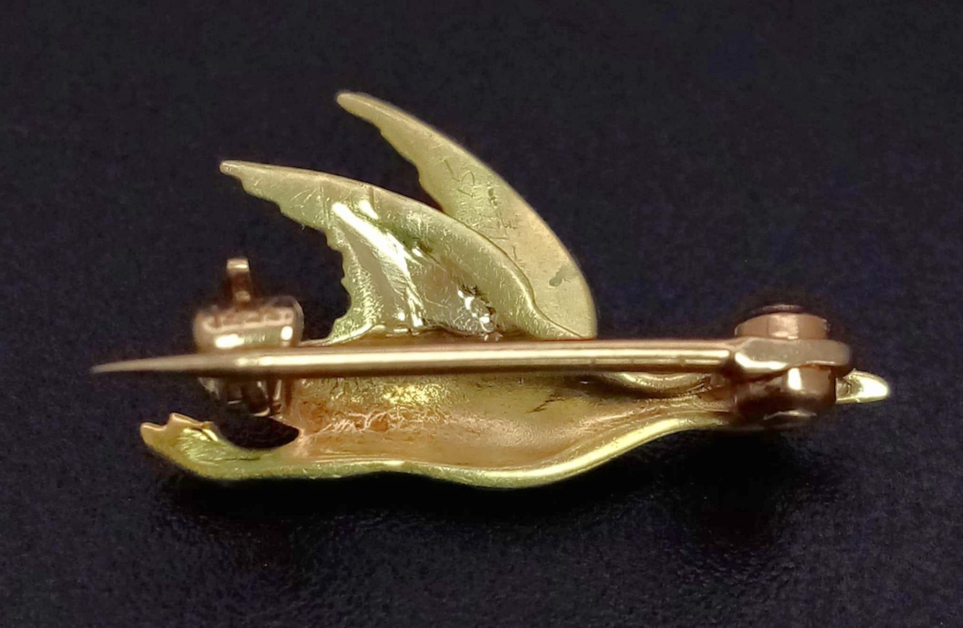 An Antique Fully Detailed Enamelled Pheasant in Full Flight Brooch. Set in high-karat gold (tested). - Bild 3 aus 3