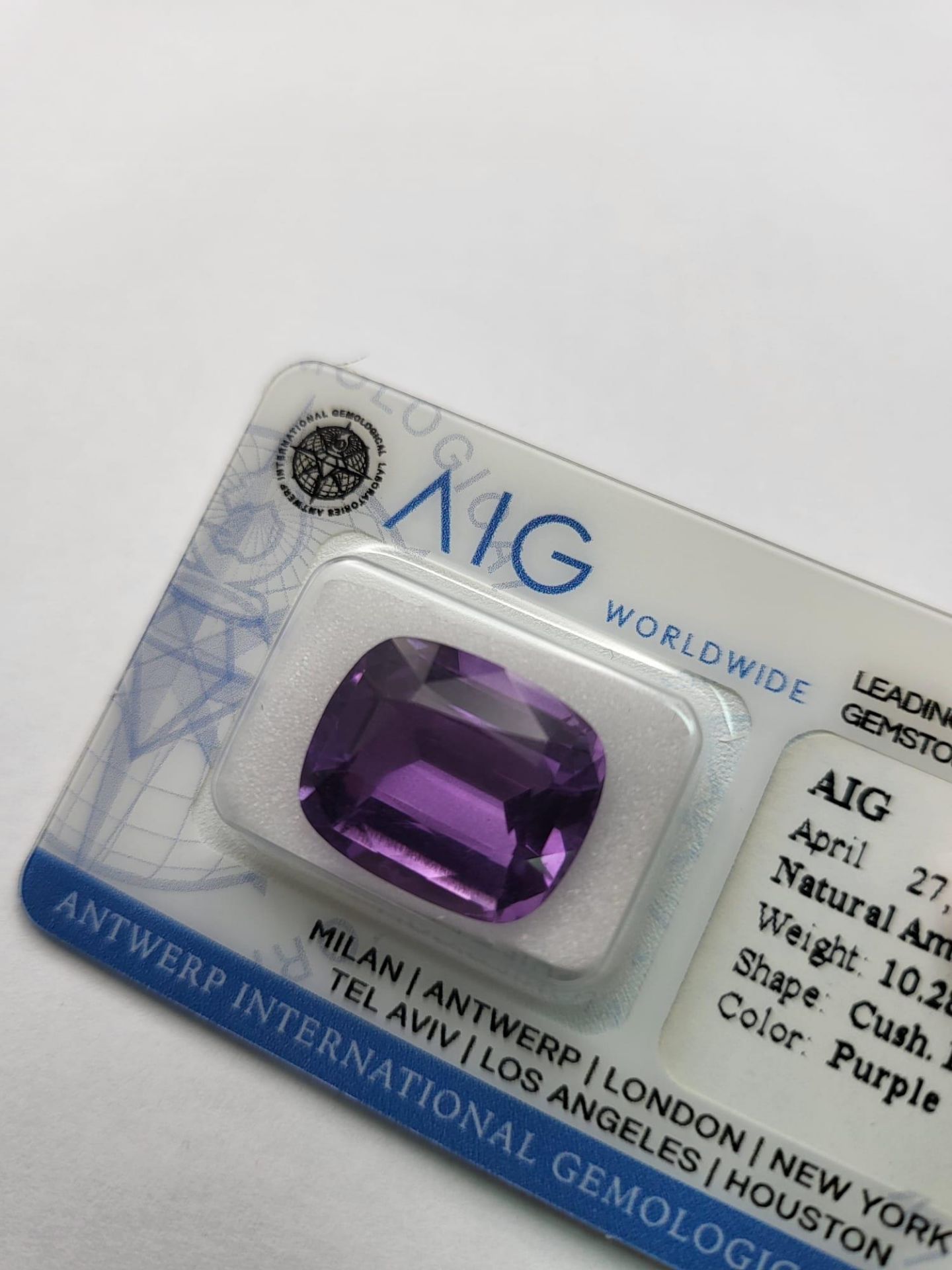 A 10.28ct Loupe-Clean Cushion-Faceted Amethyst Gemstone. Sealed and AIG Milan Certified. - Bild 3 aus 4