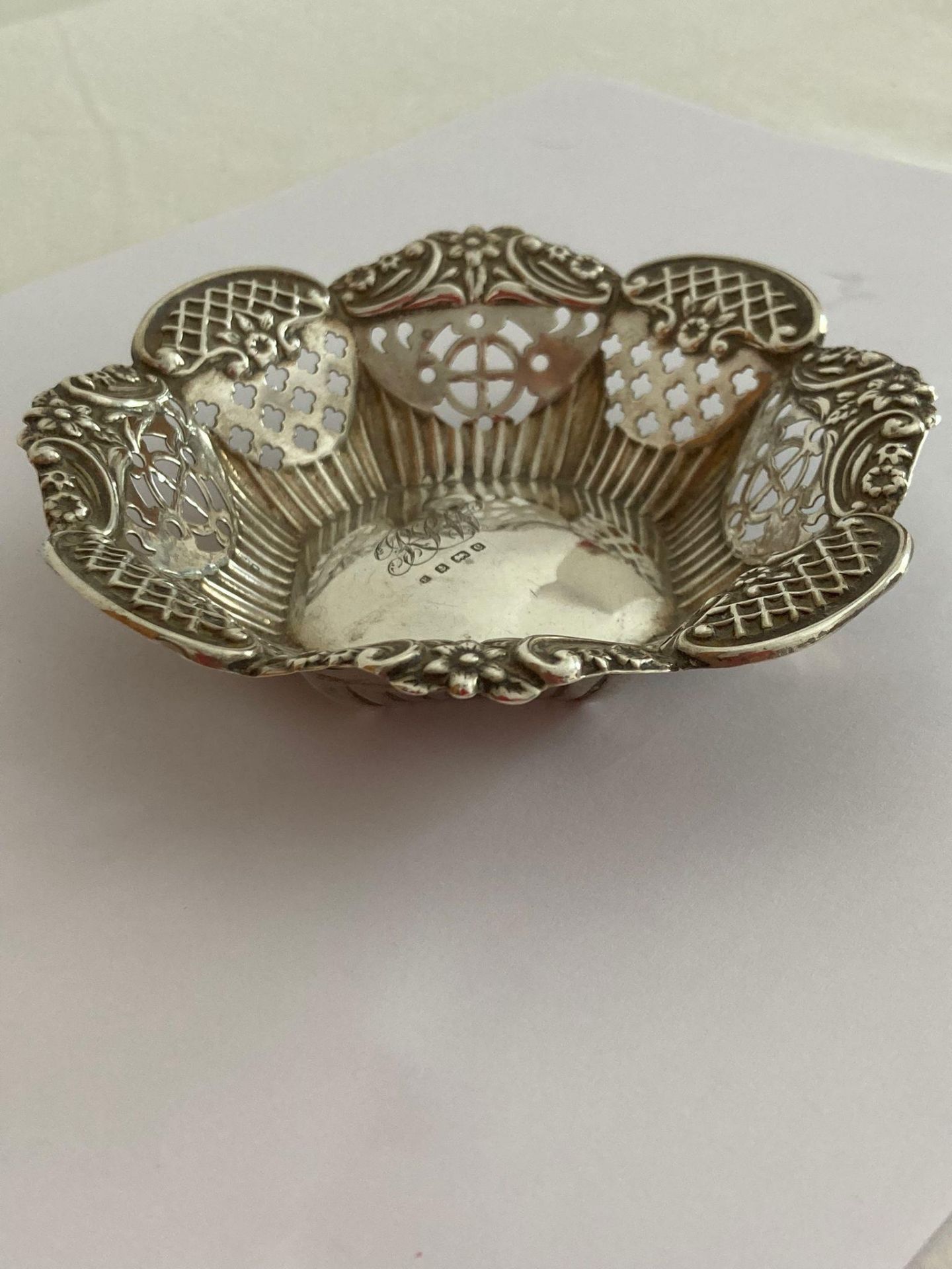 Antique SILVER BONBON DISH, decorated with beautiful Silver openwork and floral edging. - Image 2 of 2