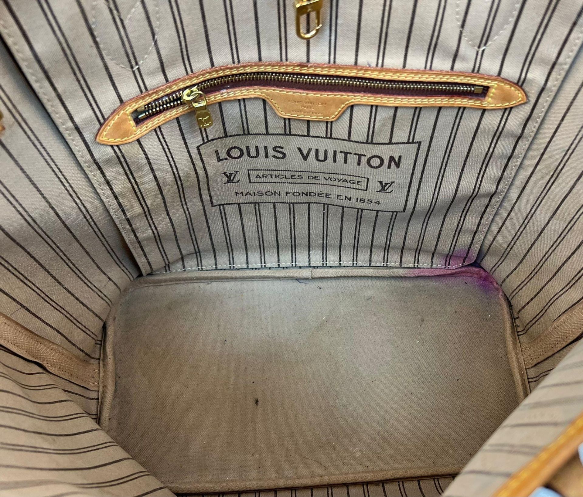 A Louis Vuitton Neverfull Tote Bag And LV Pouch! Brown monogram canvas exterior with leather handles - Bild 6 aus 7