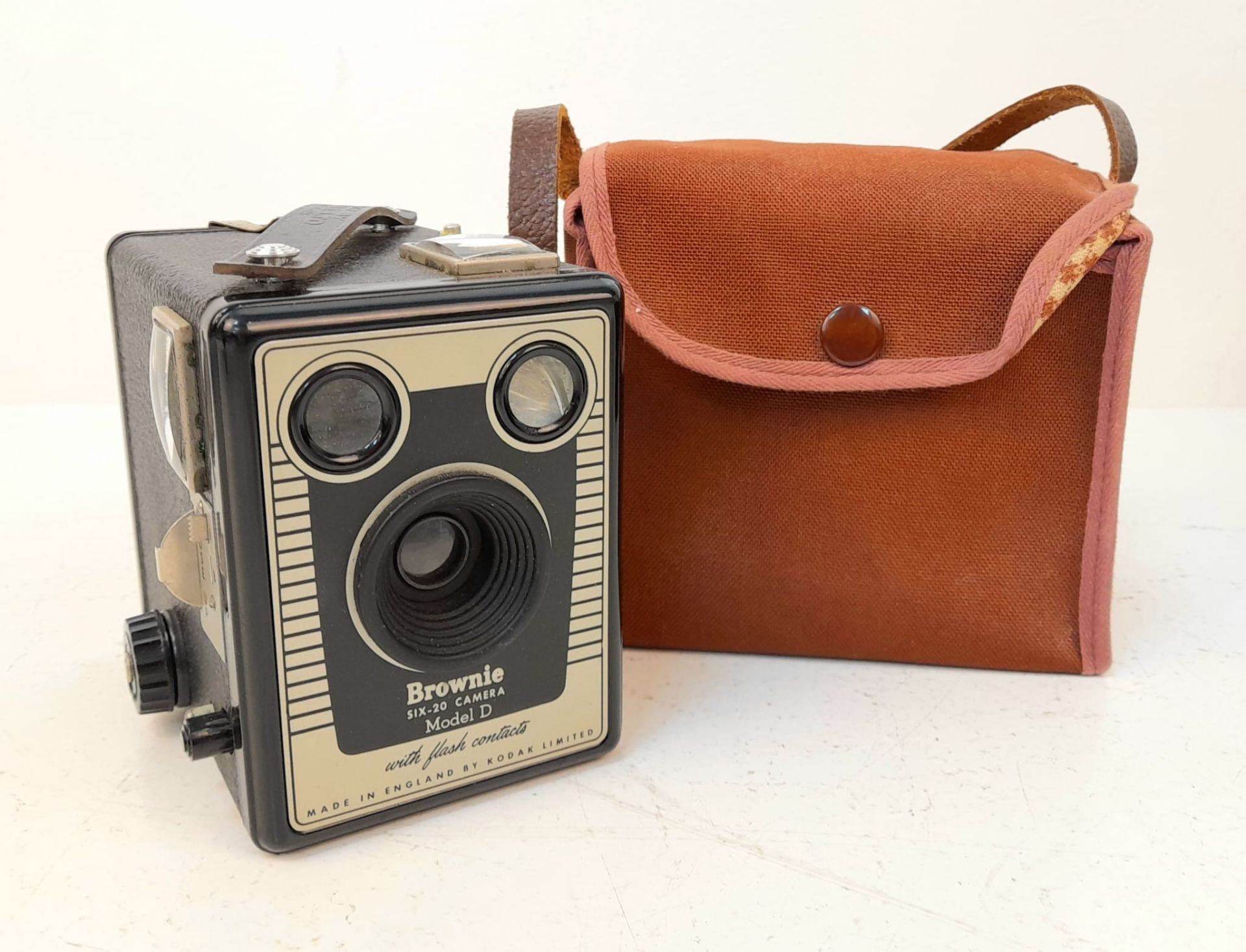 A Selection of Four Vintage Cameras and a Light Meter. - Image 3 of 10