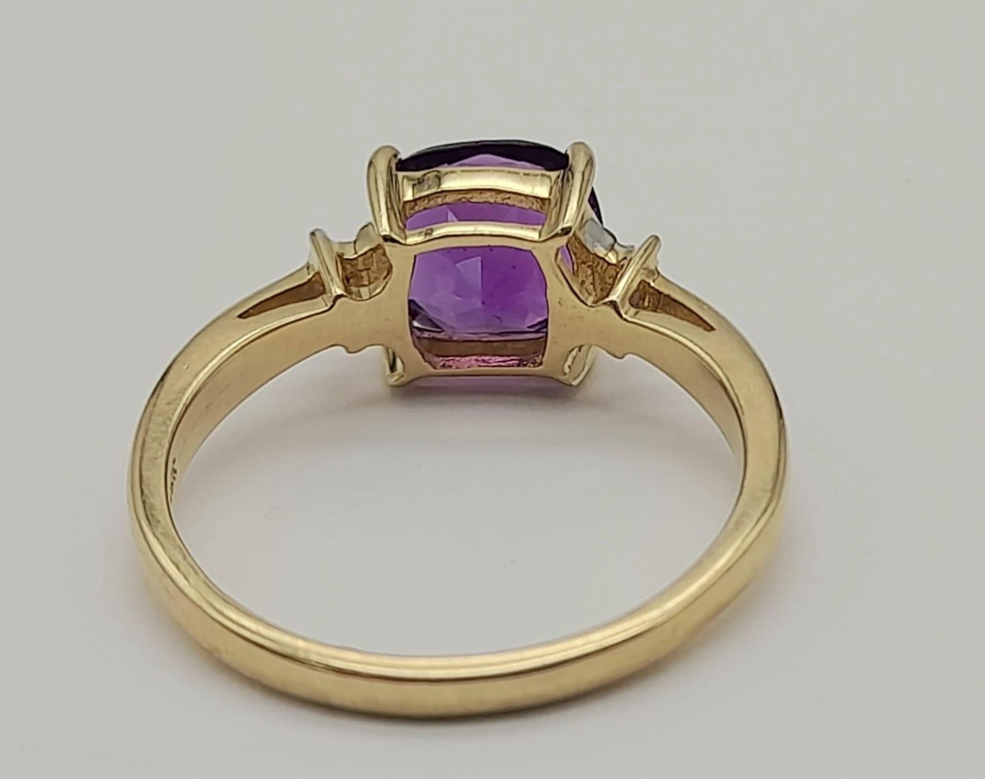 A 9K GOLD AMETHYST AND DIAMOND RING . 2.6gms size P - Bild 3 aus 4