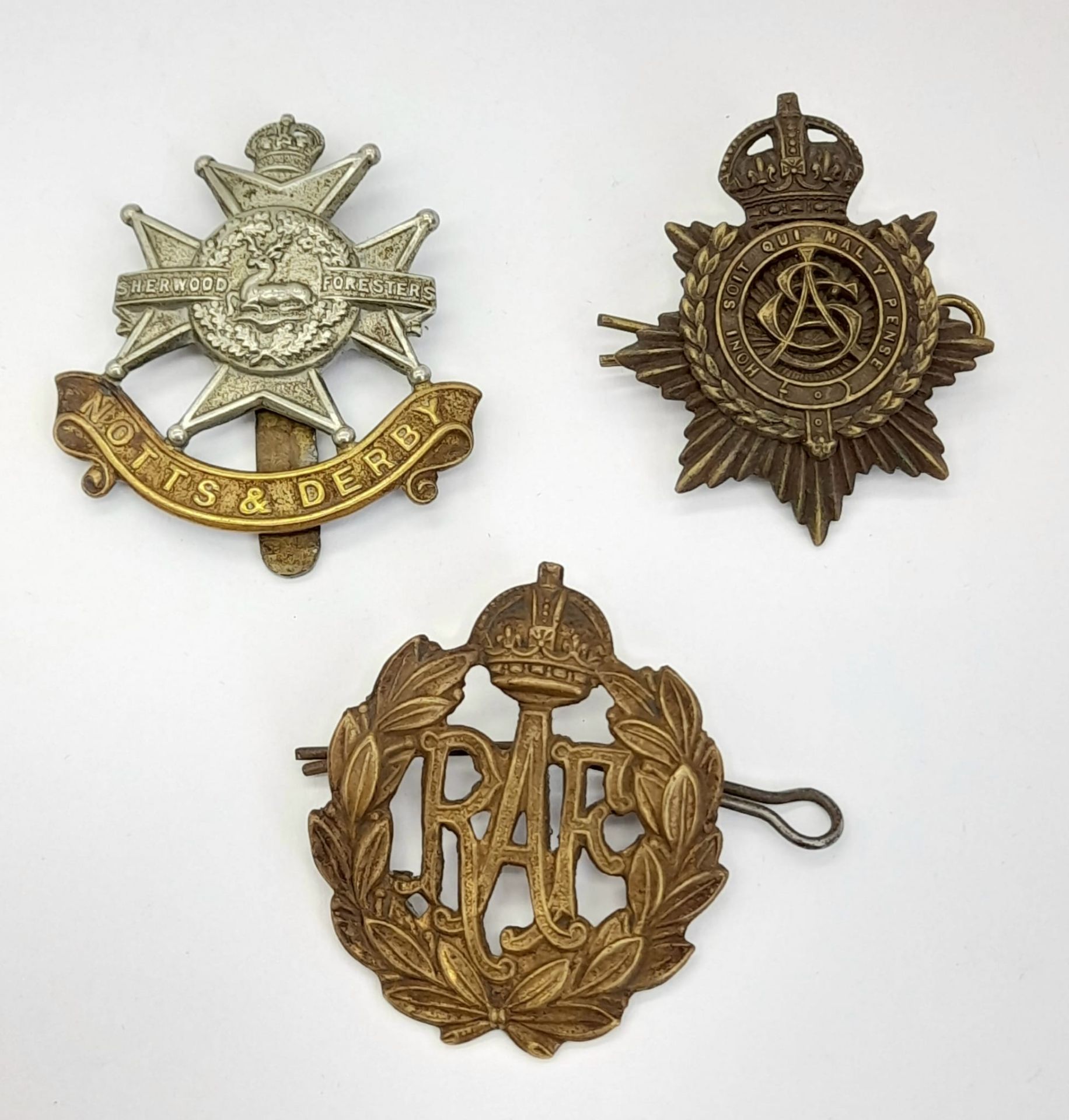 Three Military Cap Badges: R.A.F. beret cap badge, WW1 army service corp officers cap badge and a - Image 4 of 4