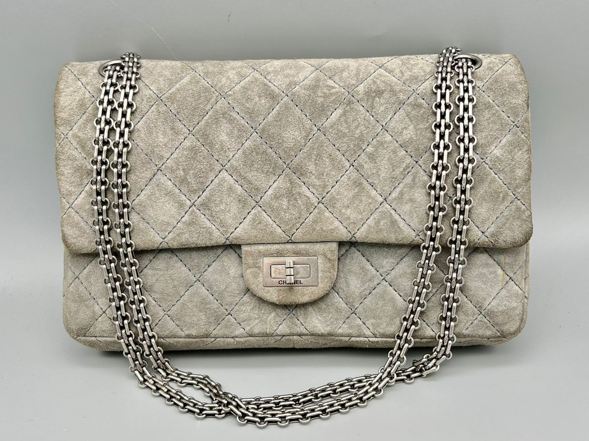 A Classic Chanel Grey Suede Quilted Large Shoulder Flap Bag. Quilted soft suede exterior (worn). - Bild 2 aus 7