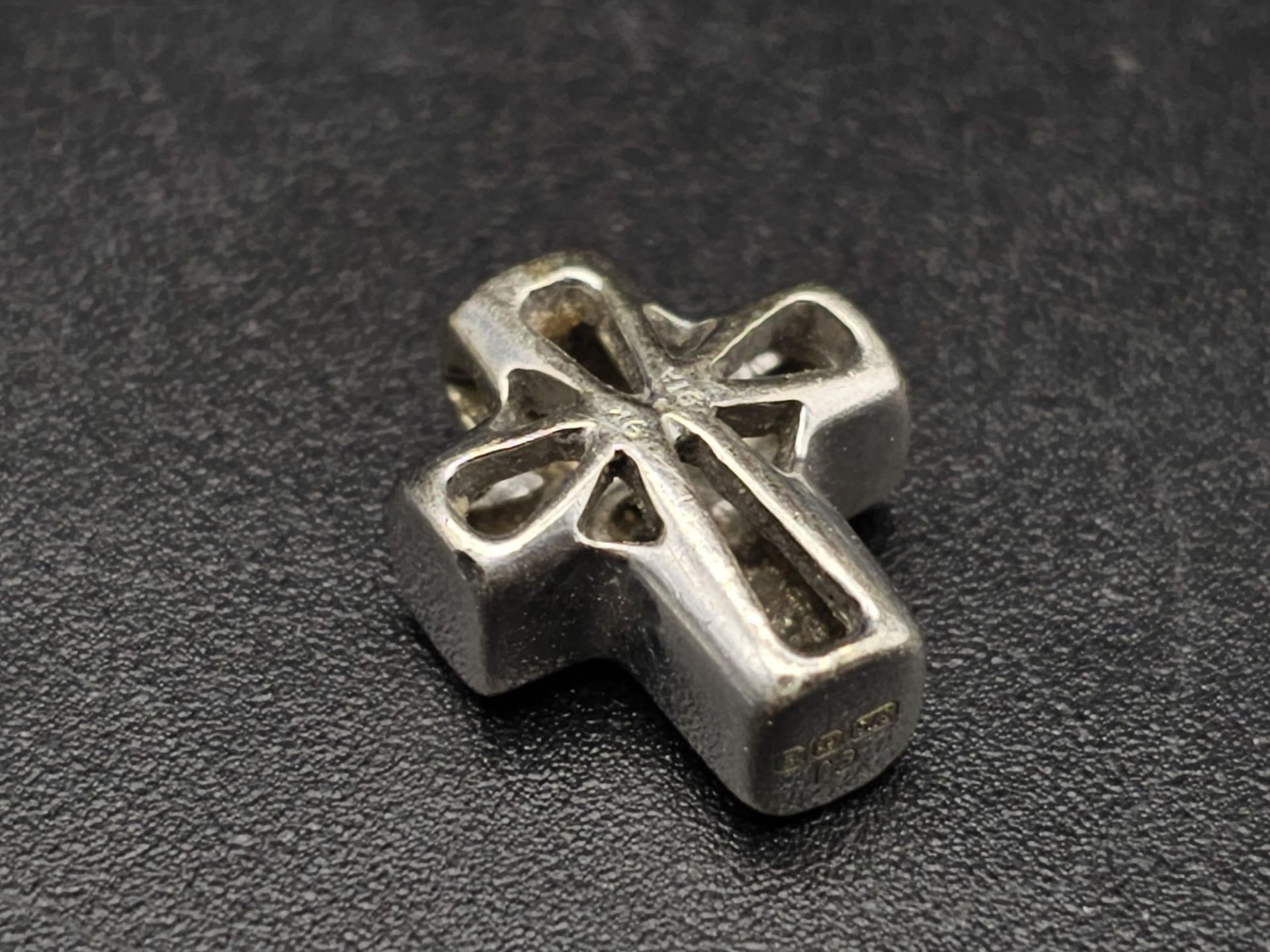 9k white gold diamond cross pendant 1.7g (dia:0.02ct) - Image 3 of 6