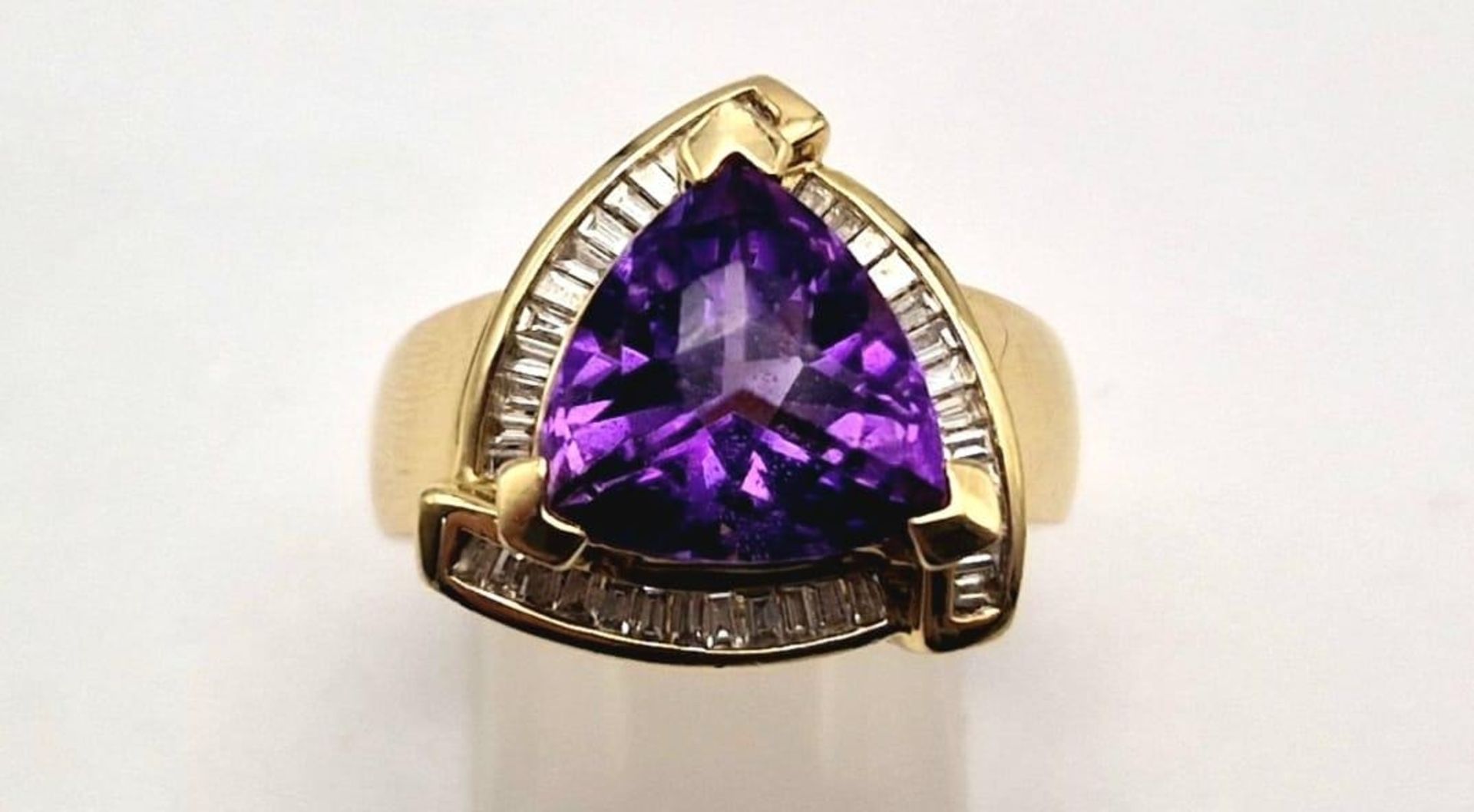 A 14K GOLD RING WITH LARGE TRIANGULAR AMETHYST CENTRE STONE SURROUNDED BY DIAMONDS. 11.9gms size P - Bild 3 aus 5