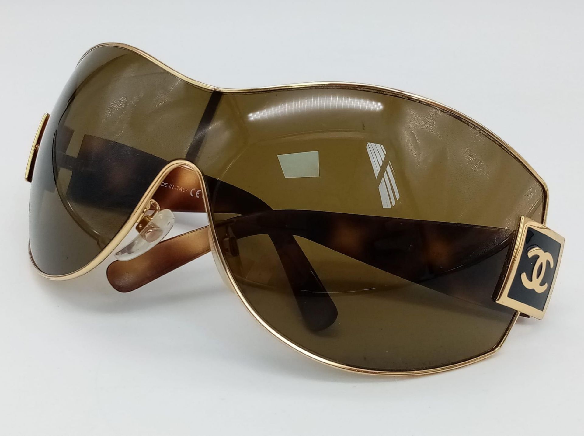 A Pair of Ladies Chanel Sunglasses with Chanel Pouch. Ref: 12750 - Bild 4 aus 7