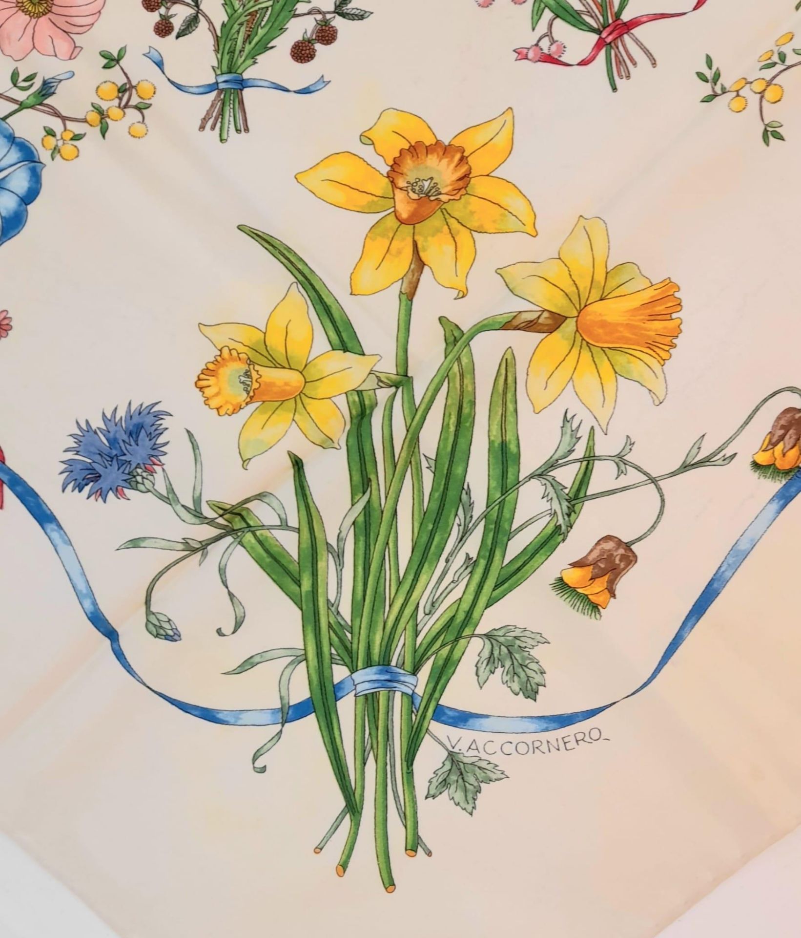 A Gucci Silk Scarf. Floral decoration. Good condition. 85cm x 85cm. Ref: 12736. - Bild 3 aus 6