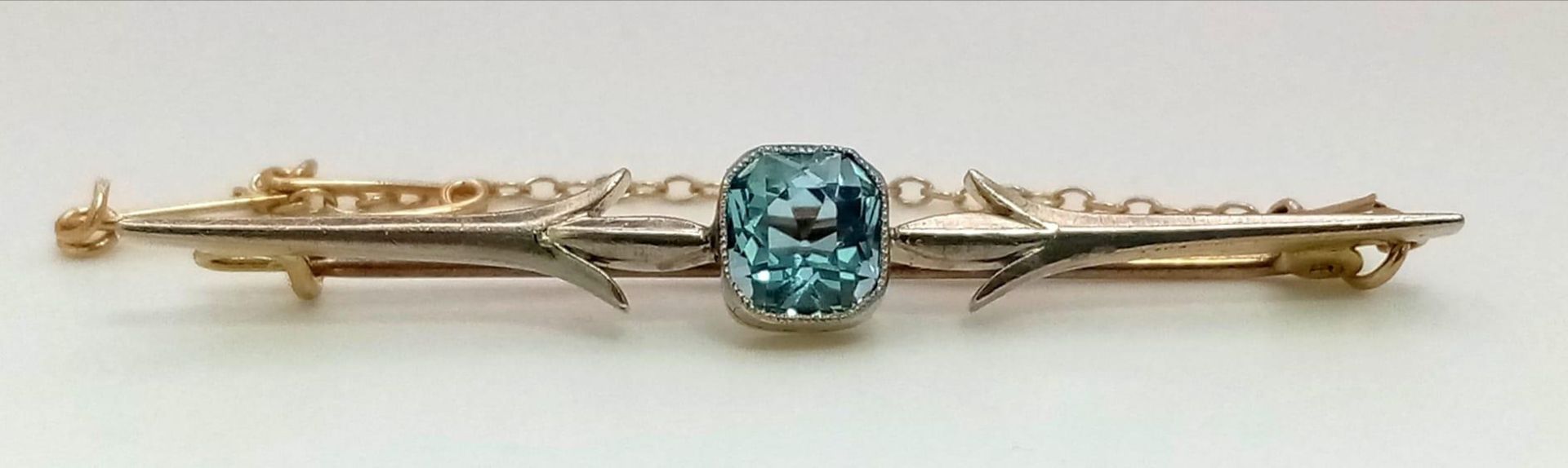 An antique 14 K yellow and white gold bar brooch with an aquamarine (3 carats appr.) and a safety - Image 2 of 3