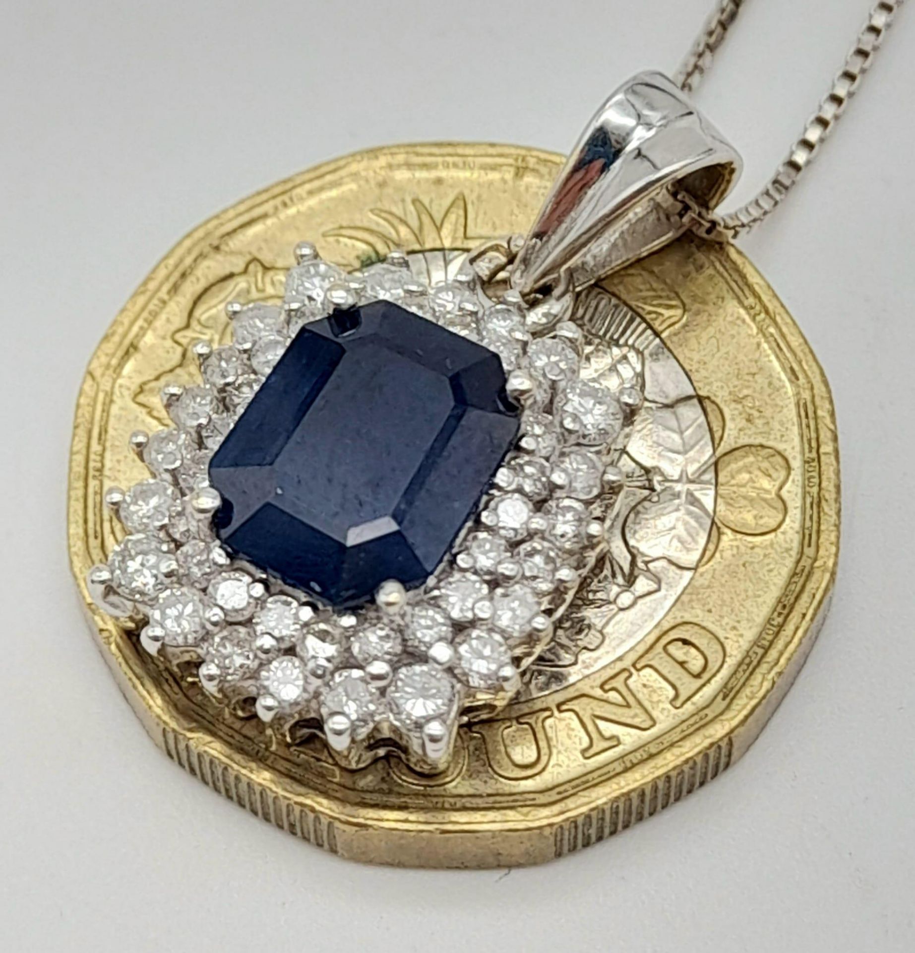 An 18K White Gold, Sapphire and Diamond Pendant on an 18K White Gold Necklace. Rectangular 2ct - Bild 6 aus 8