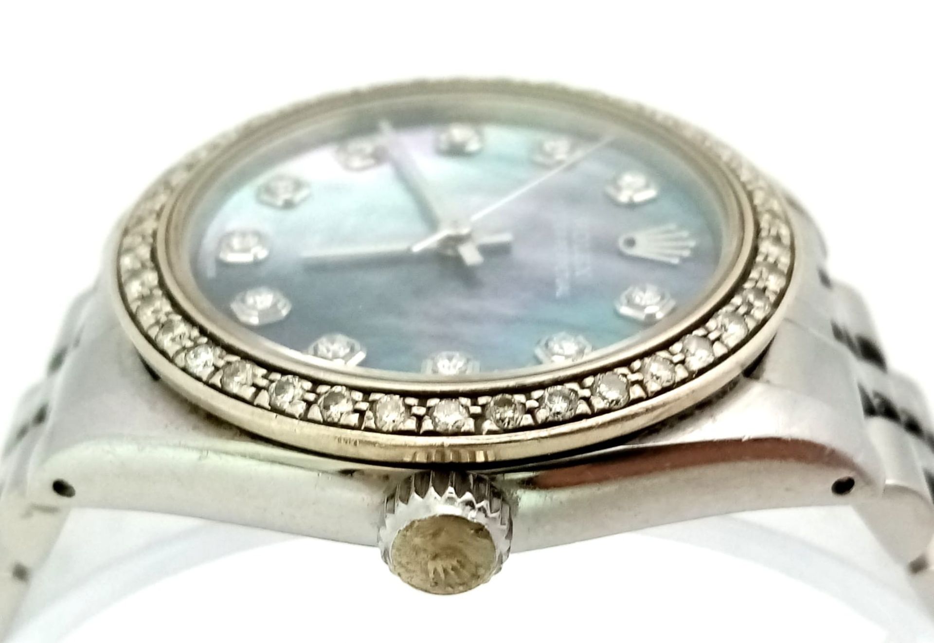 A ROLEX LADIES OYSTER PERPETUAL WRIST WATCH IN STAINLESS STEEL WITH DIAMOND BEZEL AND NUMERALS. - Image 5 of 9