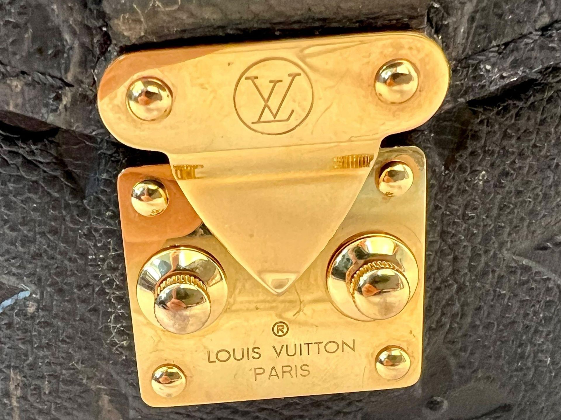 A Louis Vuitton Pochette Metis Leather Bag. Black monogram empreinte leather. Zipped exterior - Bild 2 aus 8