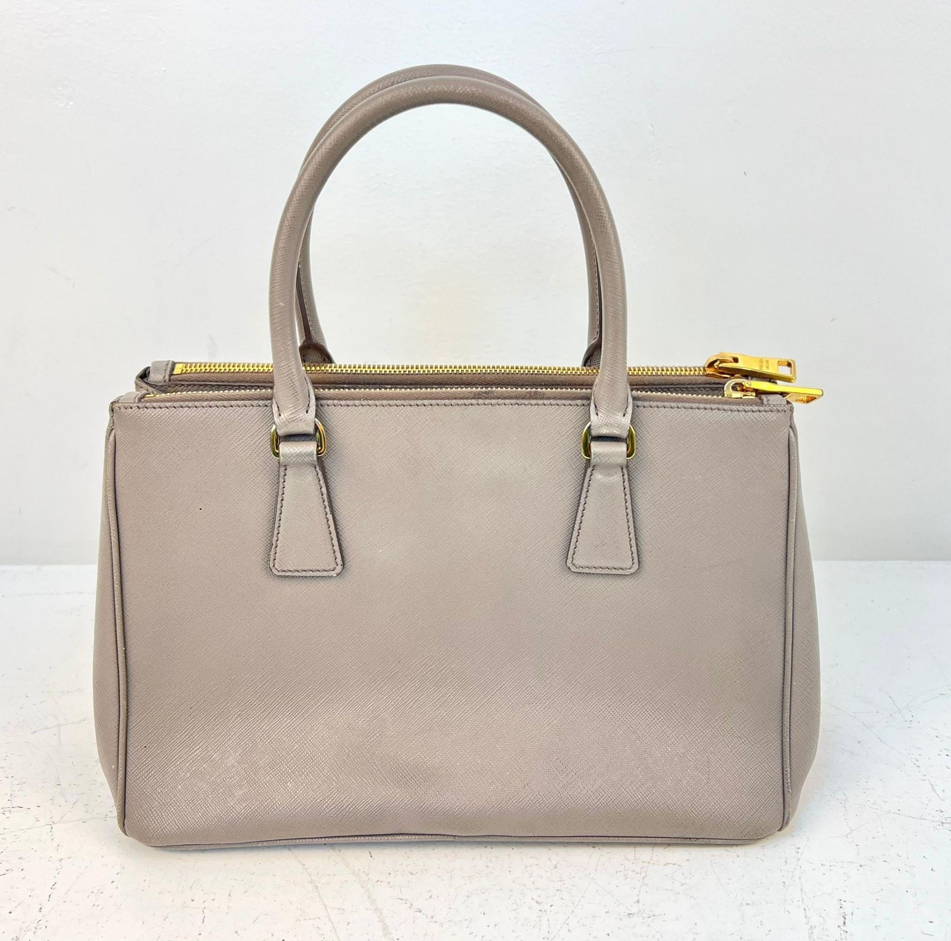 A Prada Saffiano Galleria Handbag with Shoulder Strap. Luxurious grey leather exterior. Three - Bild 5 aus 9