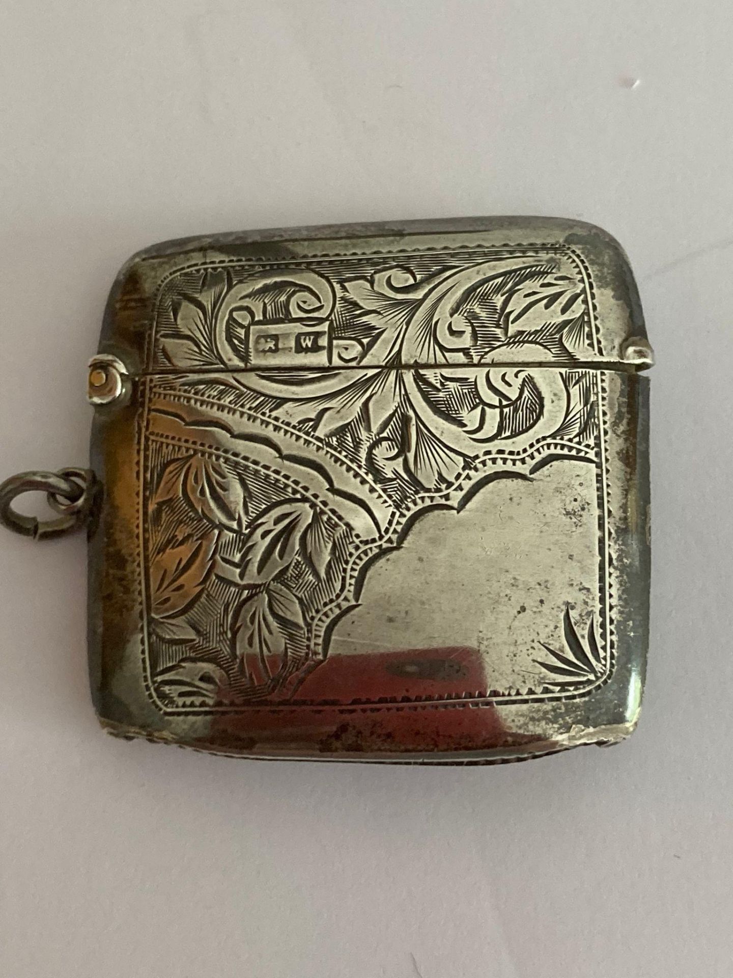 Antique SILVER VESTA in nice condition with beautiful design work to back and front. Having clear - Image 3 of 3