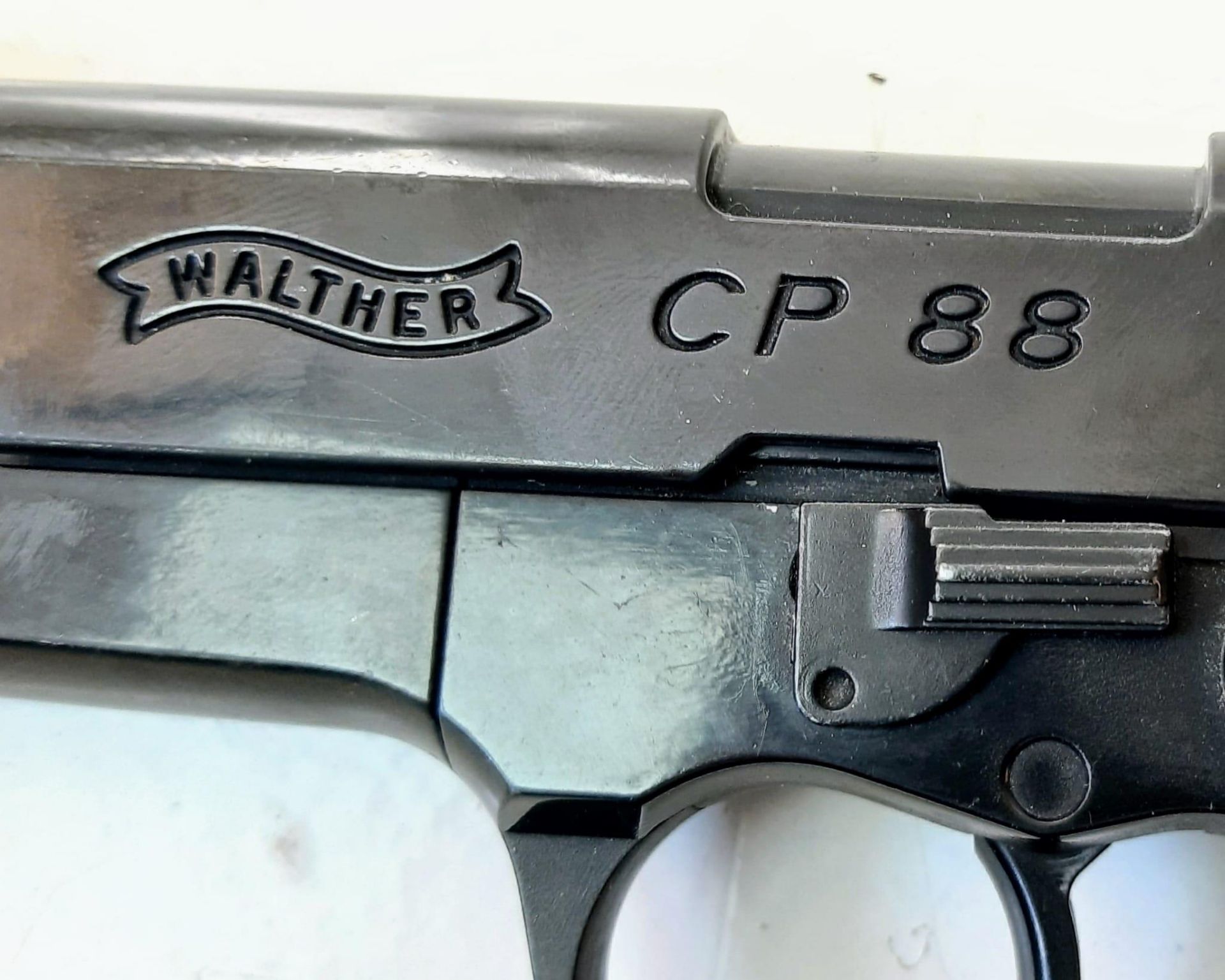 A CO2 POWERED 9 SHOT REPEATER AIR GUN MADE BY THE FAMOUS WALTHER COMPANY . .177cal MODEL CP88. No - Bild 5 aus 7