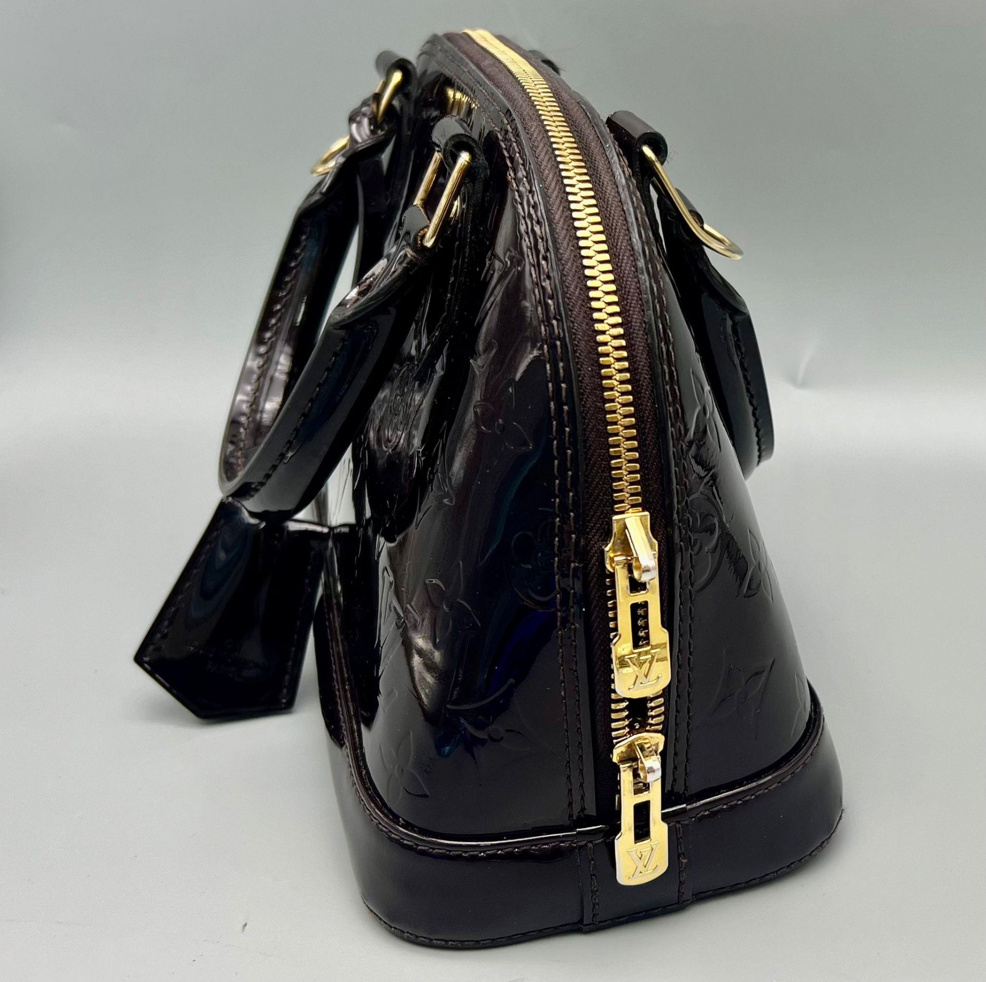 A Louis Vuitton Burgundy Patent Leather Handbag. Monogram LV patent leather, gold-tone hardware. - Bild 2 aus 6