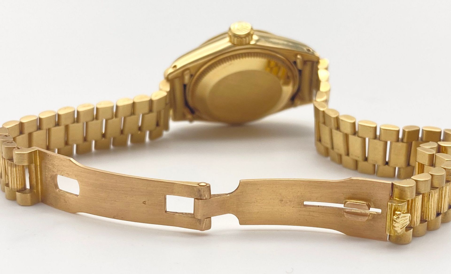 A 1980s Rolex Oyster Perpetual 18K Solid Gold and Diamond Datejust Ladies Watch - with Bark-Effect - Image 5 of 7