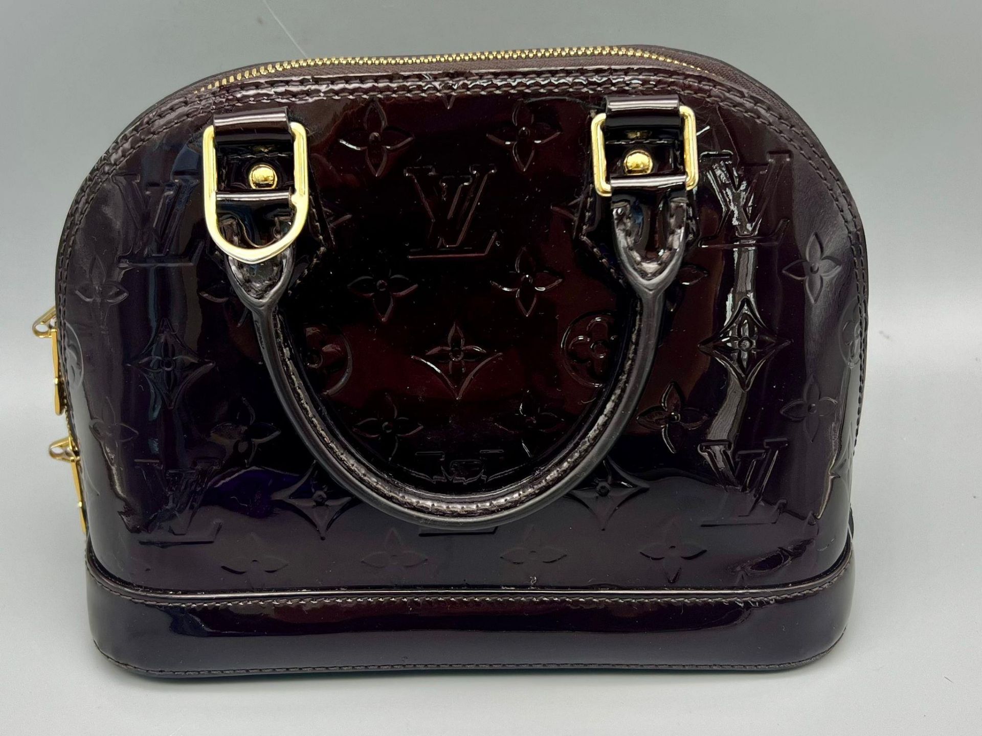 A Louis Vuitton Burgundy Patent Leather Handbag. Monogram LV patent leather, gold-tone hardware. - Bild 3 aus 6