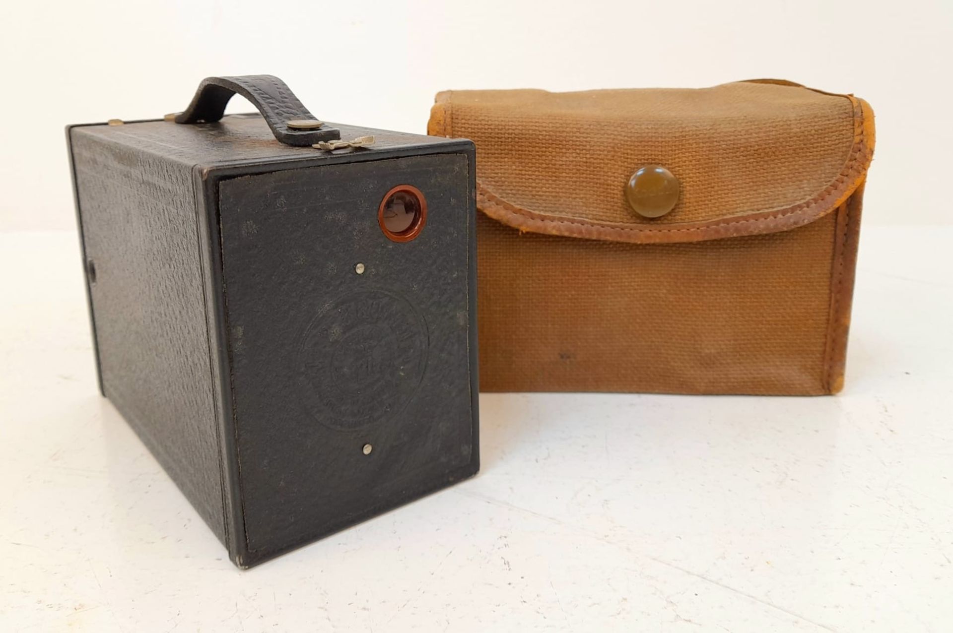 A Selection of Four Vintage Cameras and a Light Meter. - Image 10 of 10