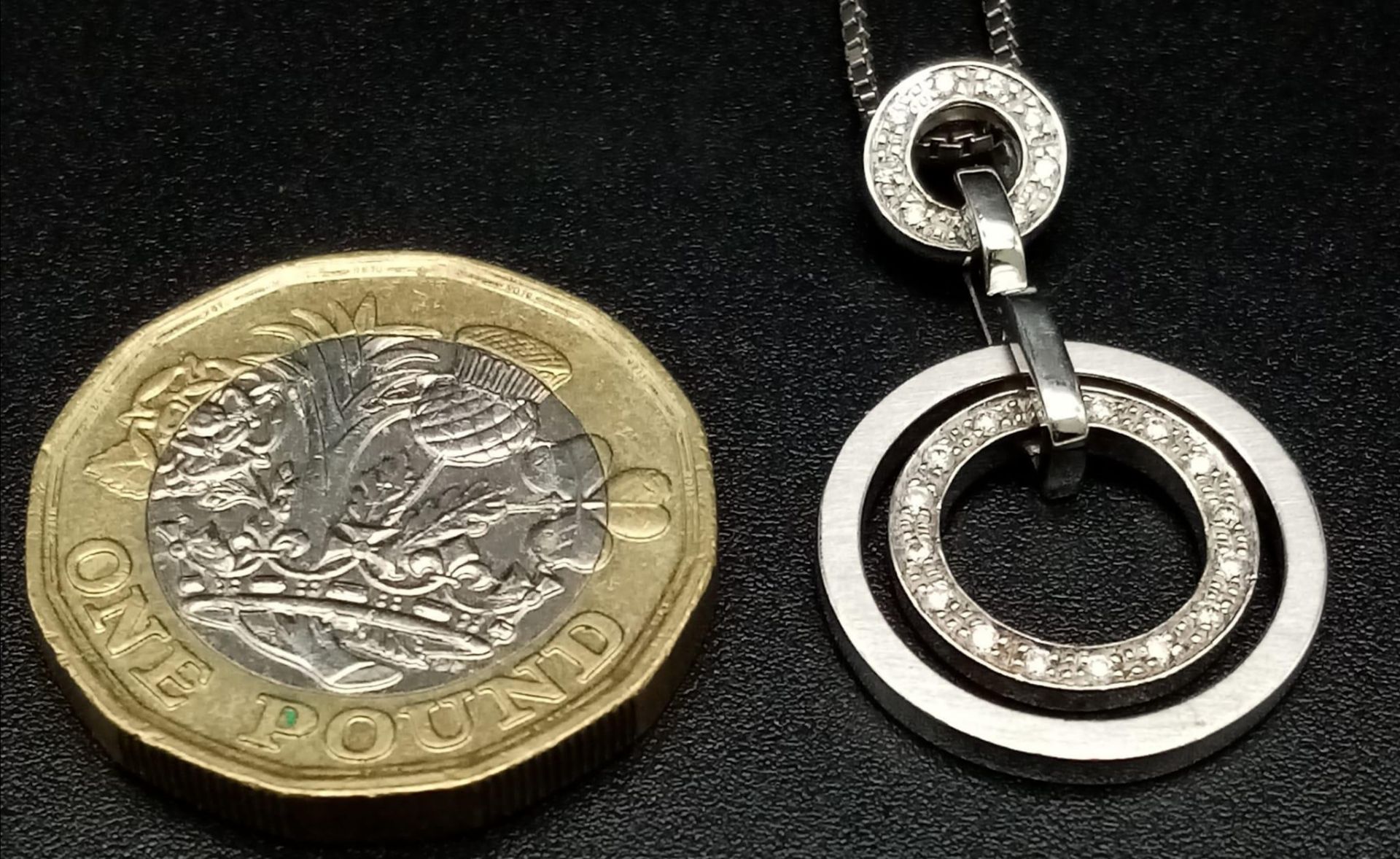 18ct white gold diamond set articulated circular pendant on 16" box chain, 7.9g - Bild 2 aus 5