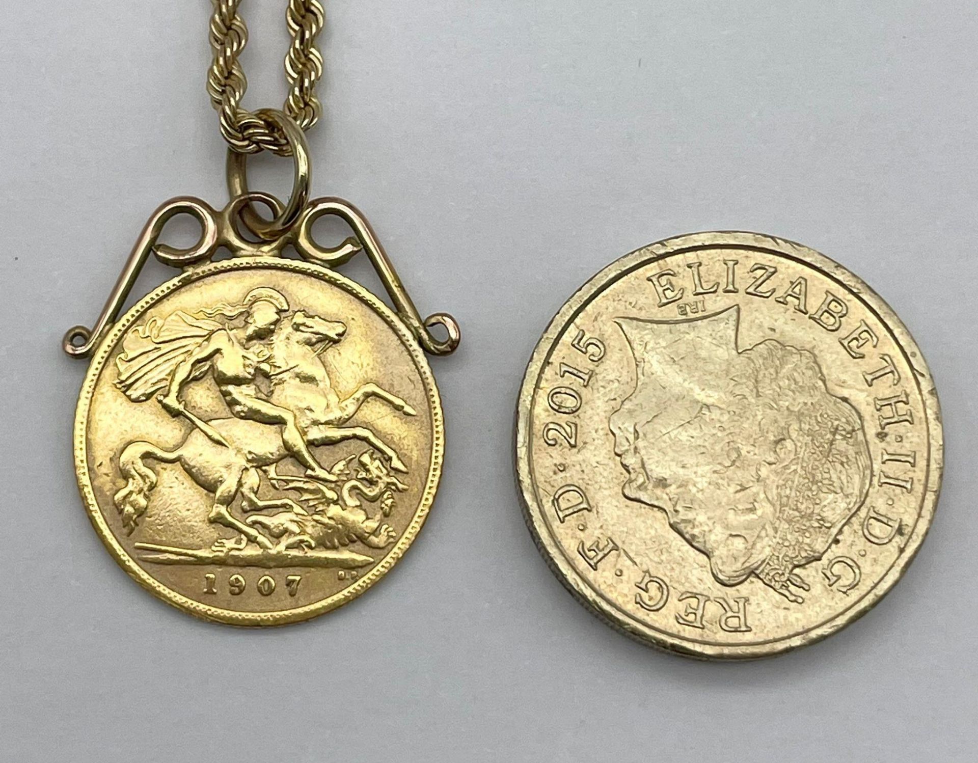 A 1907 22K Gold Edward VII Half Sovereign Pendant on a 9K Yellow Gold Rope Necklace. 25mm and - Bild 3 aus 5