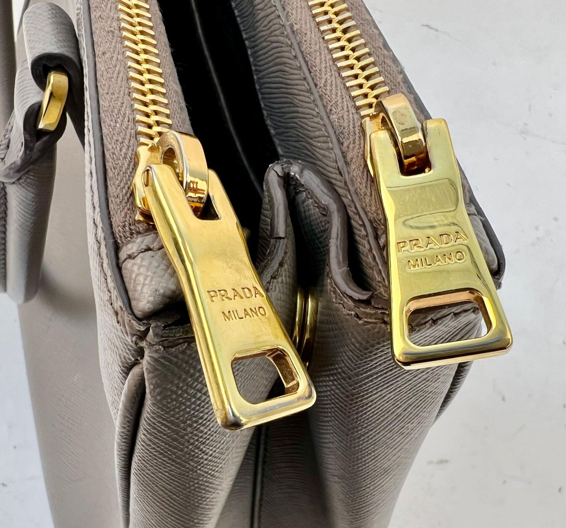 A Prada Saffiano Galleria Handbag with Shoulder Strap. Luxurious grey leather exterior. Three - Bild 7 aus 9