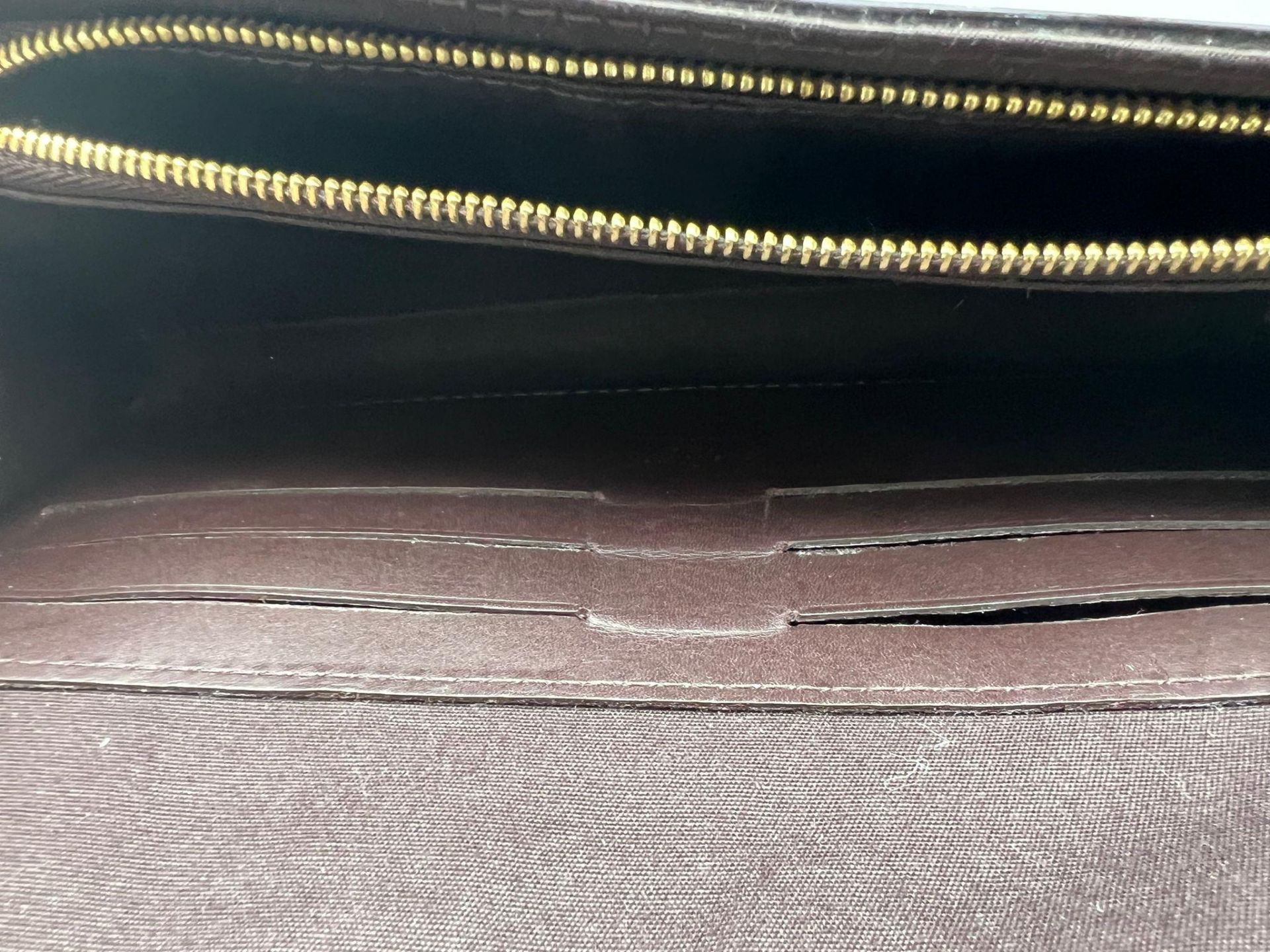 A Louis Vuitton Patent Leather Sunset Boulevard Bag. Monogram burgundy patent leather. Gold-tone - Bild 7 aus 8