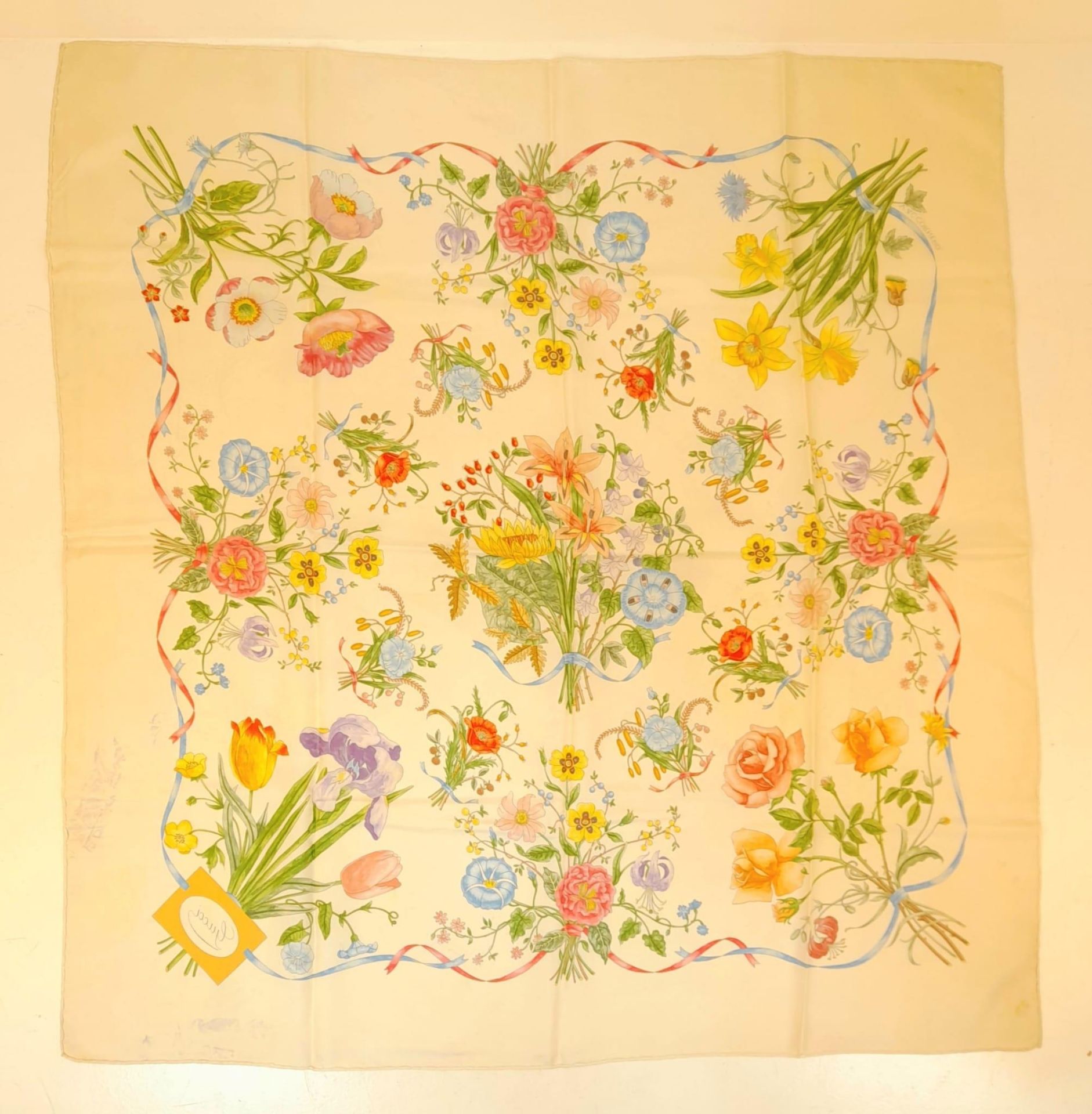 A Gucci Silk Scarf. Floral decoration. Good condition. 85cm x 85cm. Ref: 12736. - Bild 6 aus 6