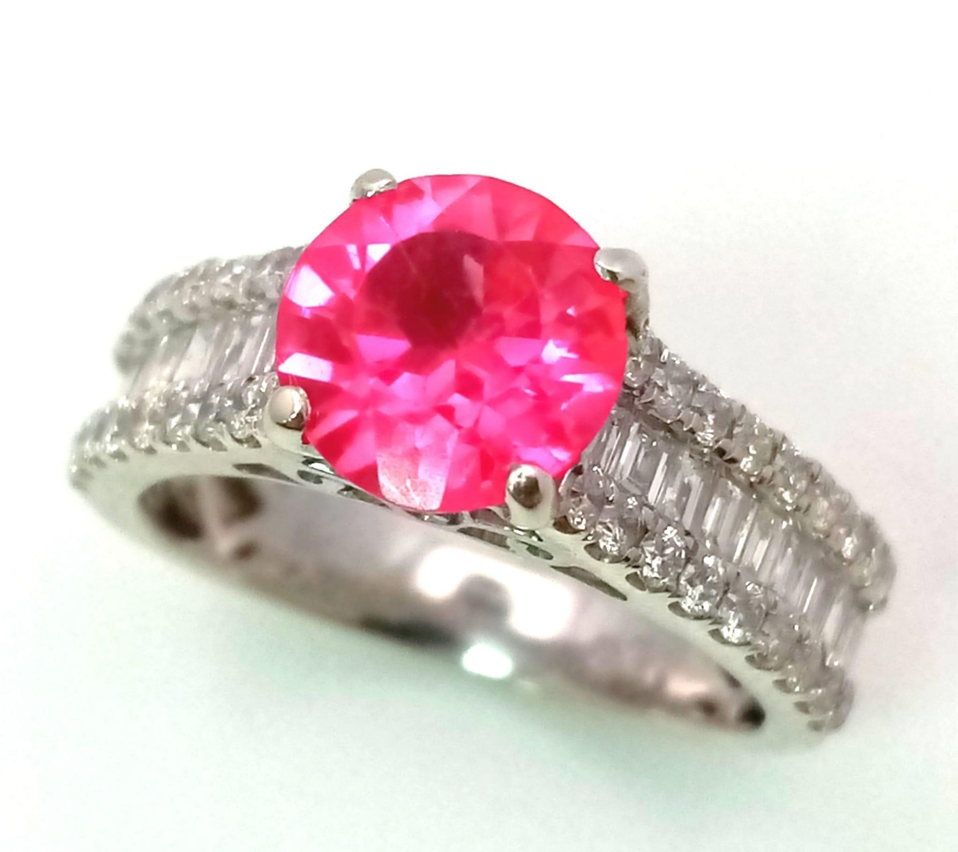 A 9 K white gold ring with a round cut rubelite and diamonds on the shoulders of the ring. Size: - Bild 2 aus 5