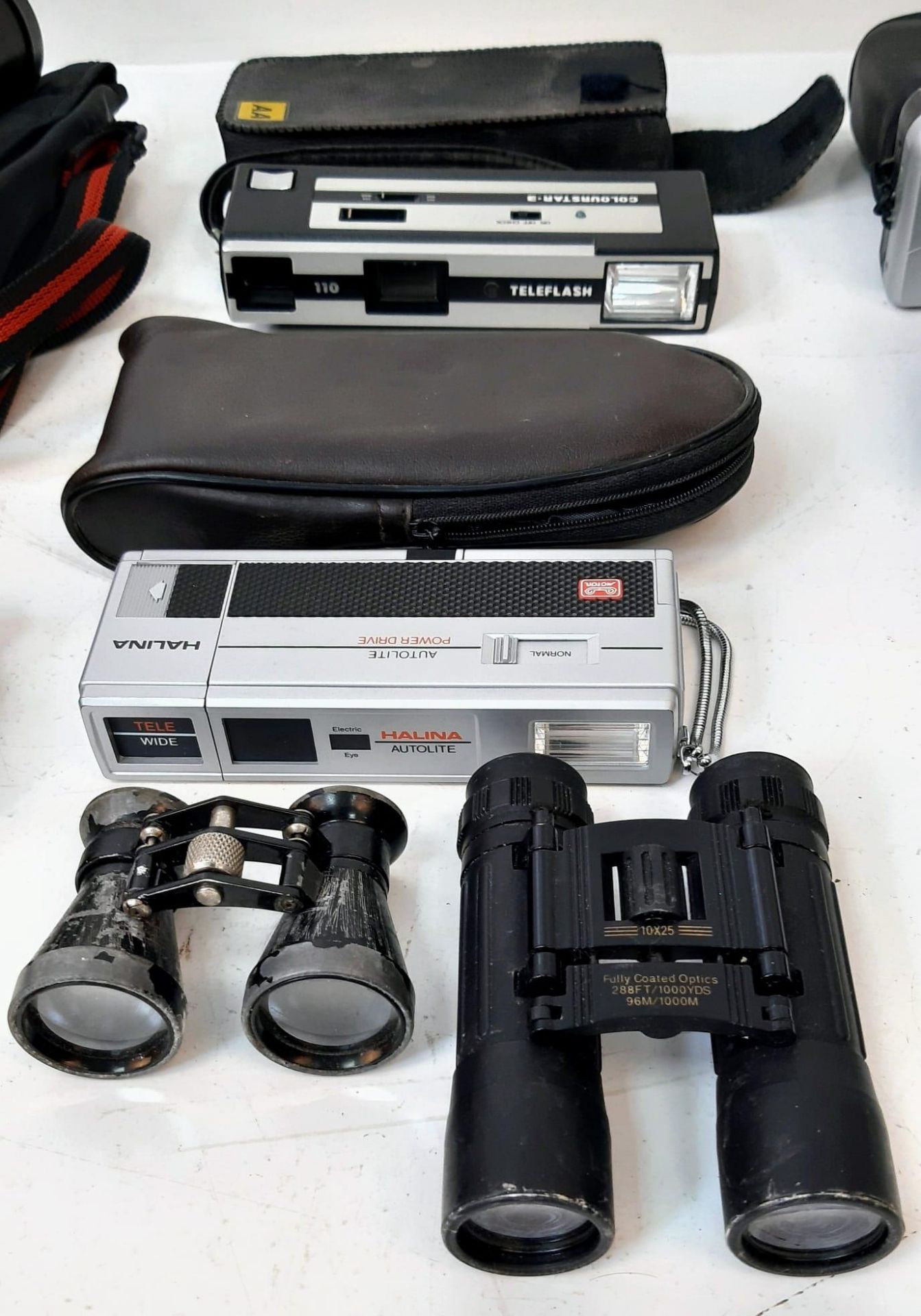 Five Vintage Pairs of Binoculars and Four Vintage Cameras. - Bild 3 aus 5