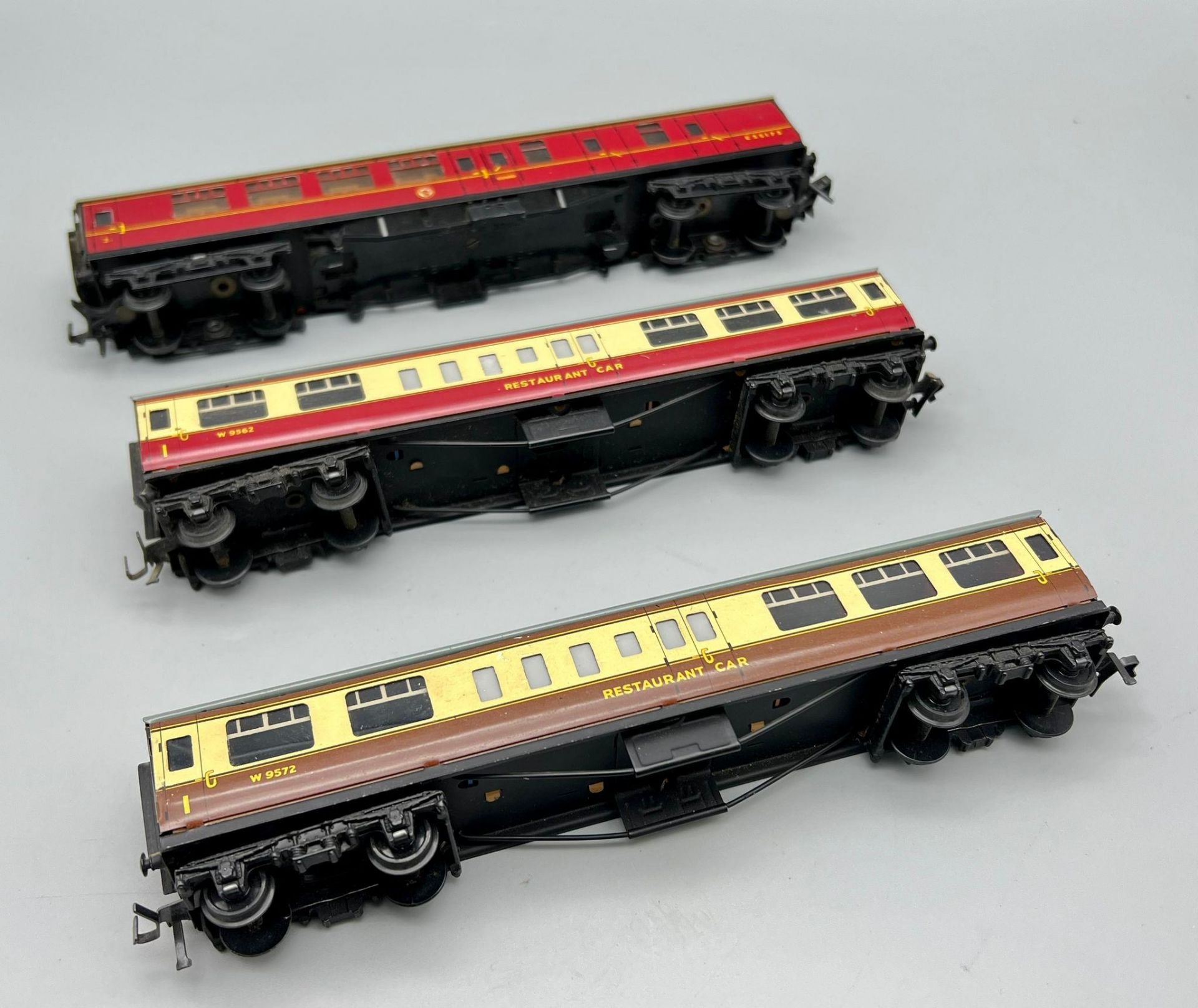 Three Vintage Hornby Dublo Model Train Cars. Two restaurant (21cm) and one guard car (24cm). In good - Image 3 of 3