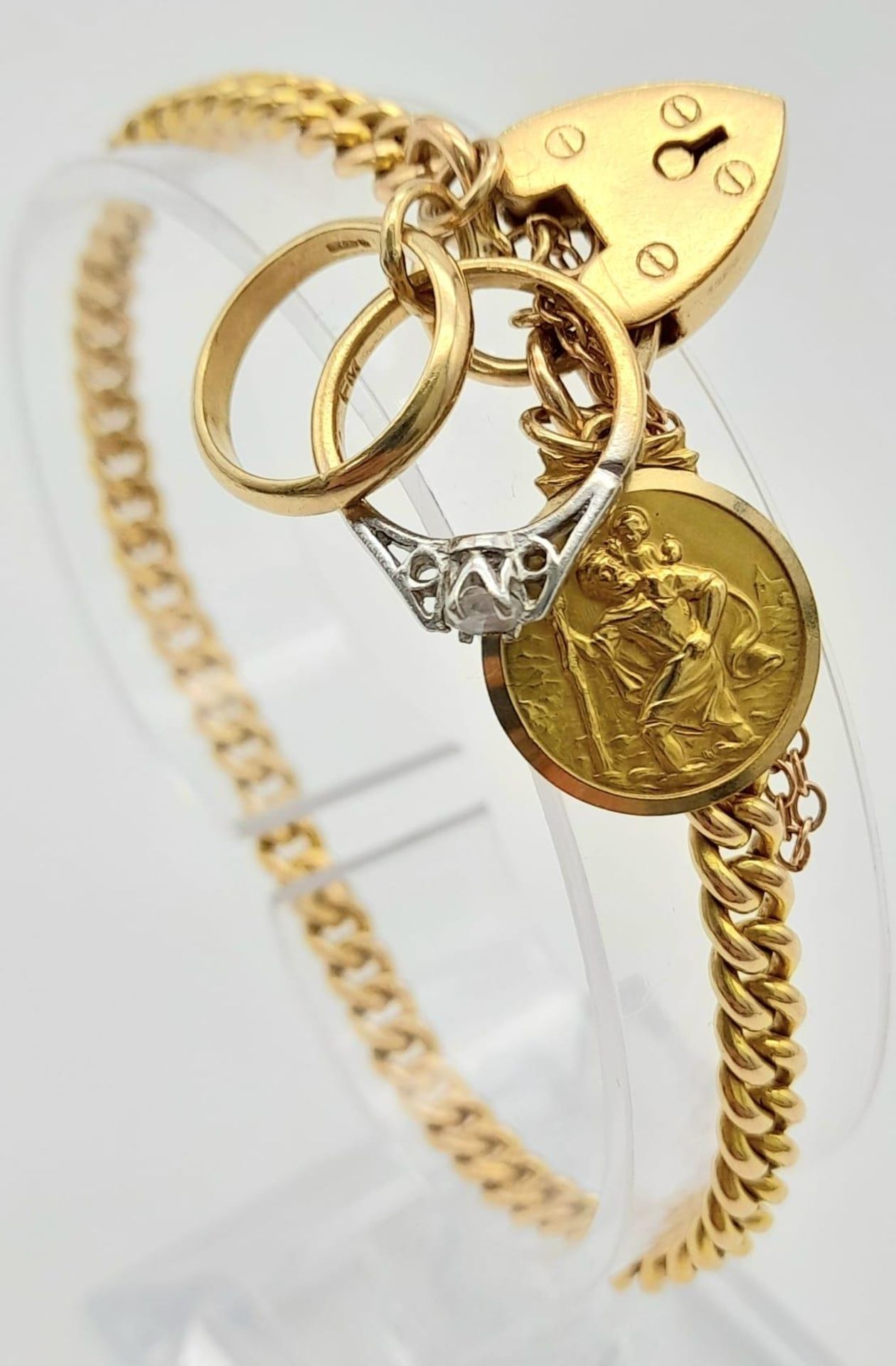 A Vintage 9K Yellow Gold Bracelet with Three 9K Yellow Gold Charms and a Heart Clasp. All links - Image 4 of 4