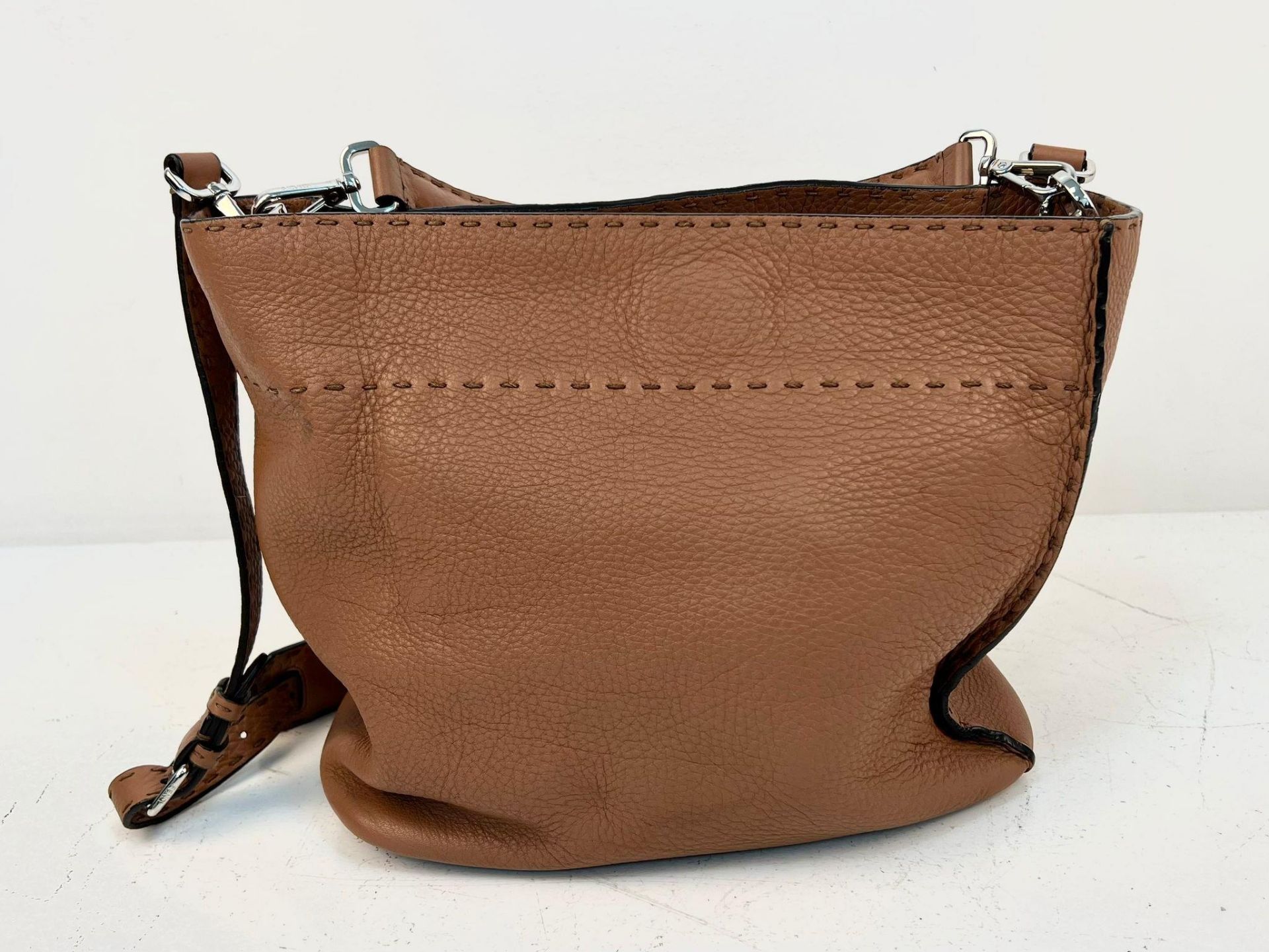 A Fendi Brown Leather Anna Shoulder Bag. Choice of central handle or shoulder strap. Soft brown - Bild 4 aus 4