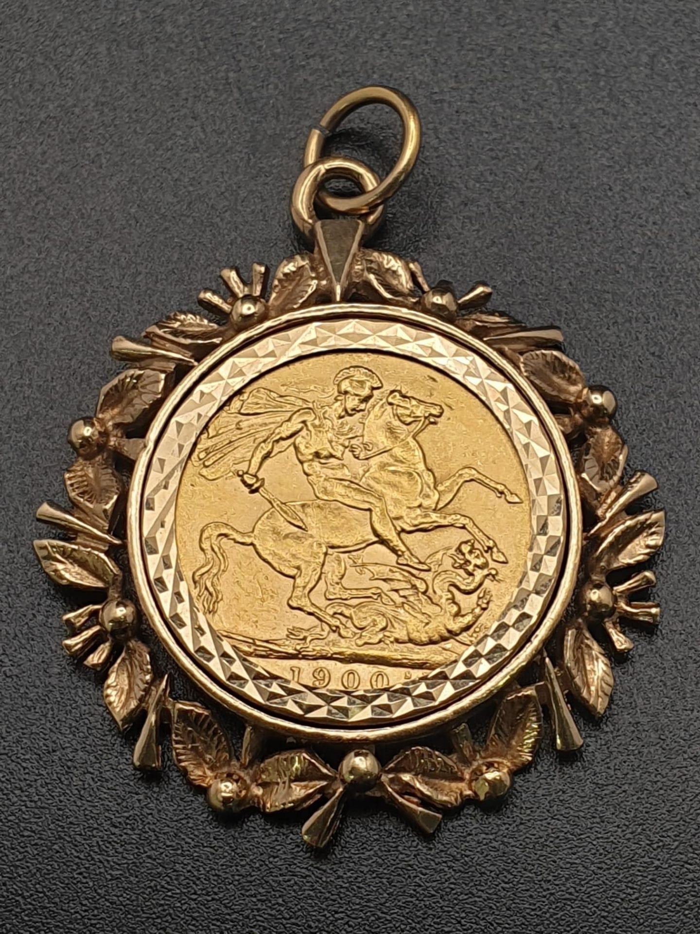 22k yellow gold full Sovereign coin with Queen Victoria dated 1900, set into a 9ct yellow gold