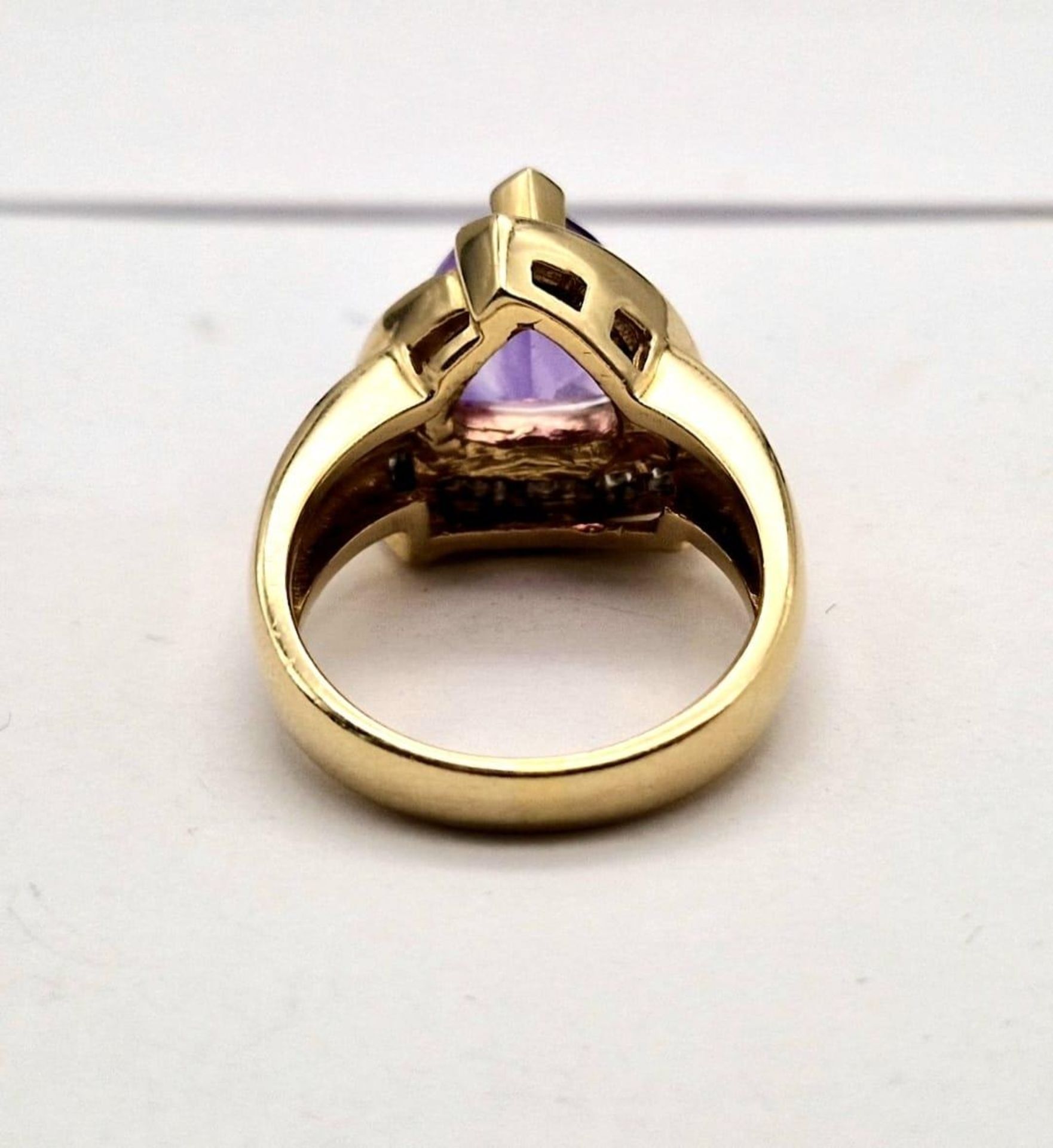 A 14K GOLD RING WITH LARGE TRIANGULAR AMETHYST CENTRE STONE SURROUNDED BY DIAMONDS. 11.9gms size P - Bild 4 aus 5