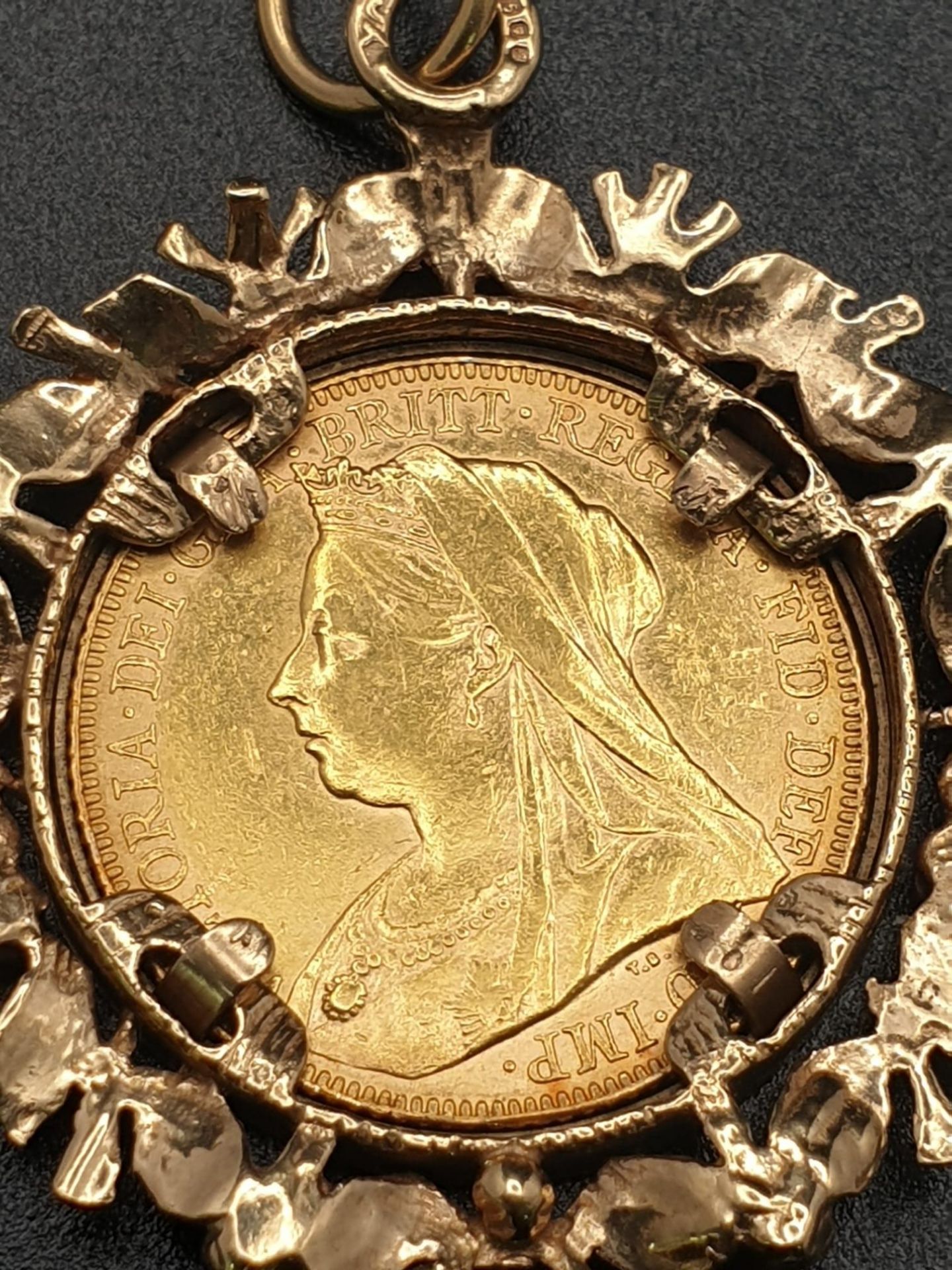 22k yellow gold full Sovereign coin with Queen Victoria dated 1900, set into a 9ct yellow gold - Image 3 of 7