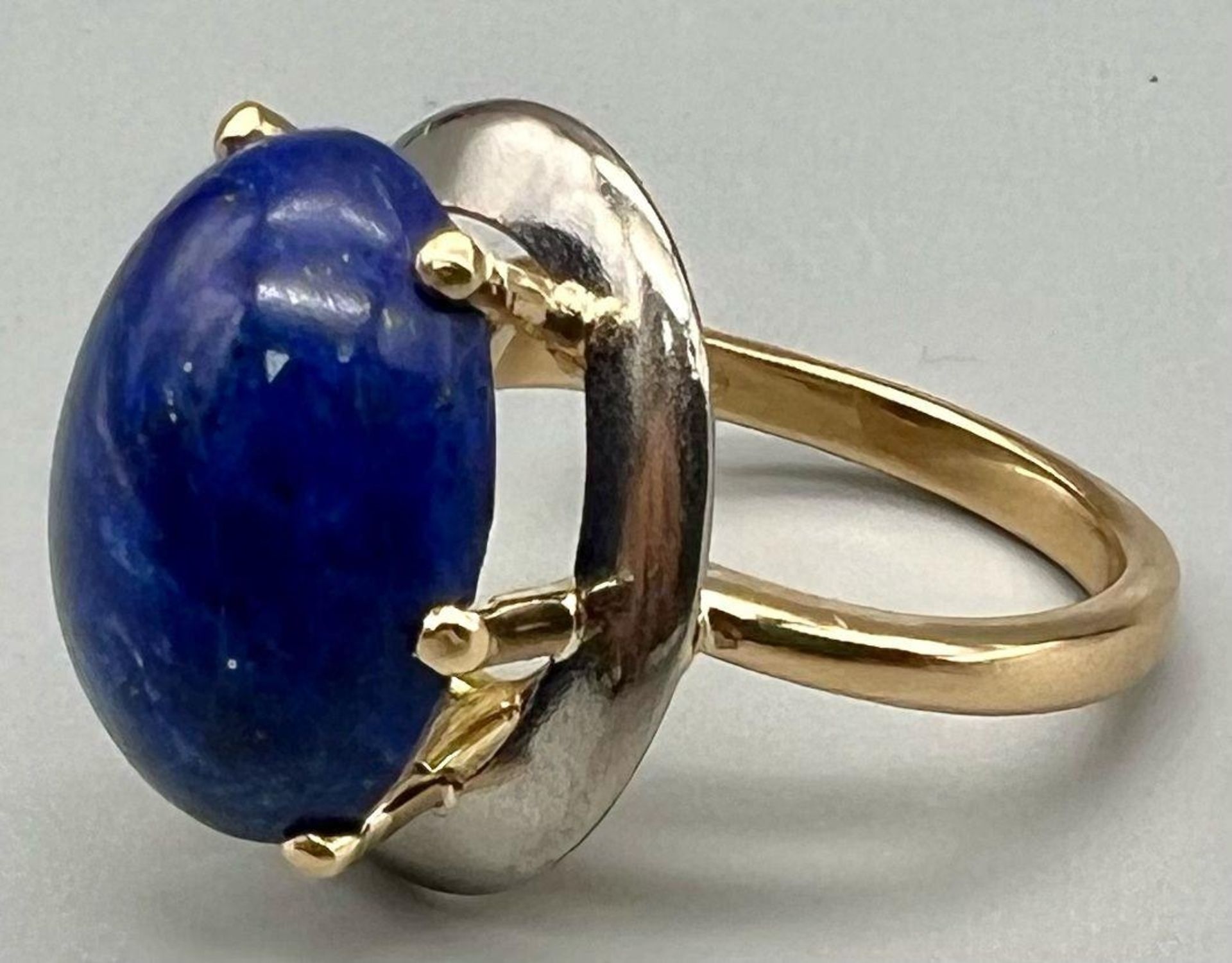 A beautiful 18K yellow and white gold ring with a large lapis lazuli cabochon. Ring size: Q1/2, - Bild 2 aus 4