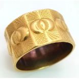 A Vintage 18K Yellow Gold Band Ring. Geometric twin circle design. Size Q. 10.42g