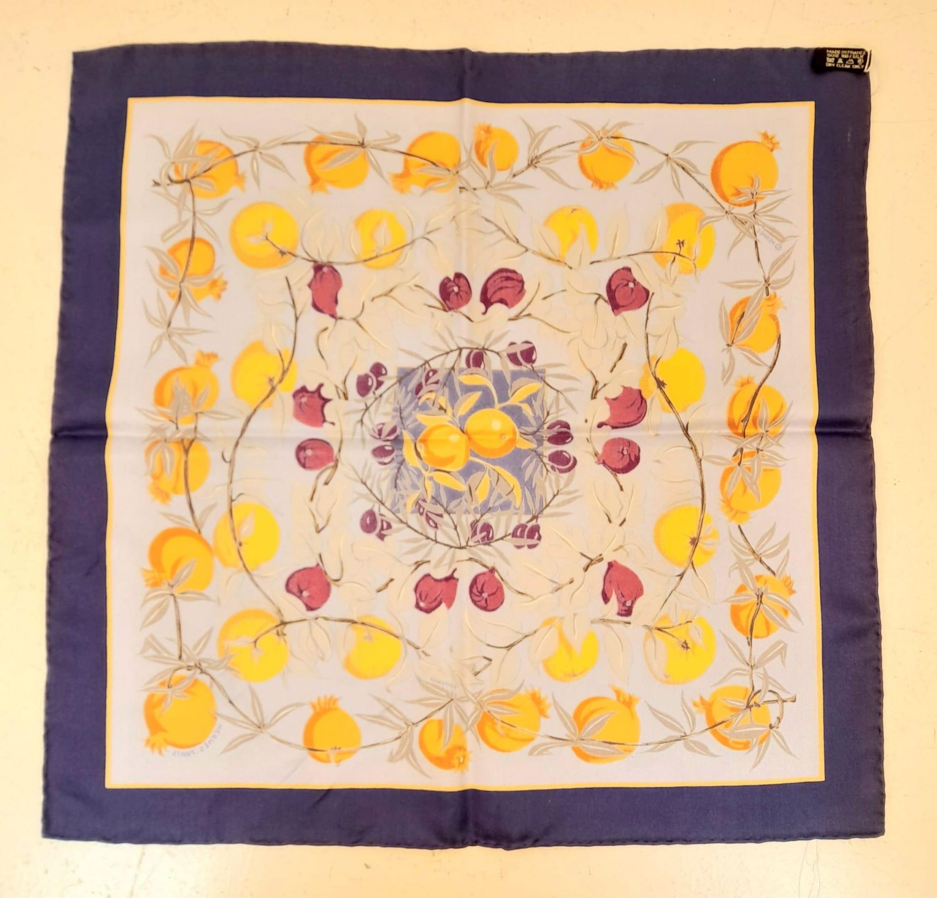 A Hermes Silk Scarf. Fruit decoration. Good condition. 42cm x 42cm. Ref: 12740 - Bild 6 aus 7