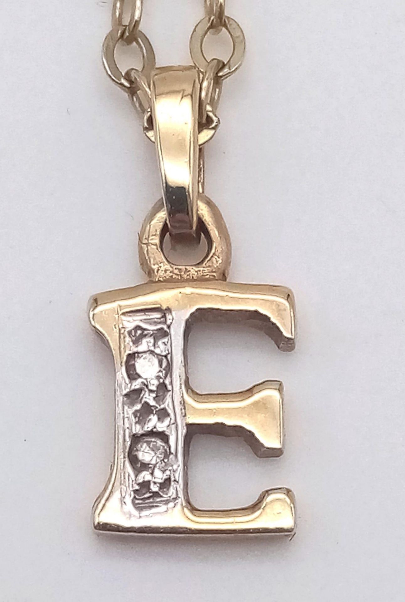 A Vintage 9K Yellow Gold and Diamond Letter E Pendant on a 9K Yellow Gold Necklace. 15mm and 42cm. - Bild 2 aus 5