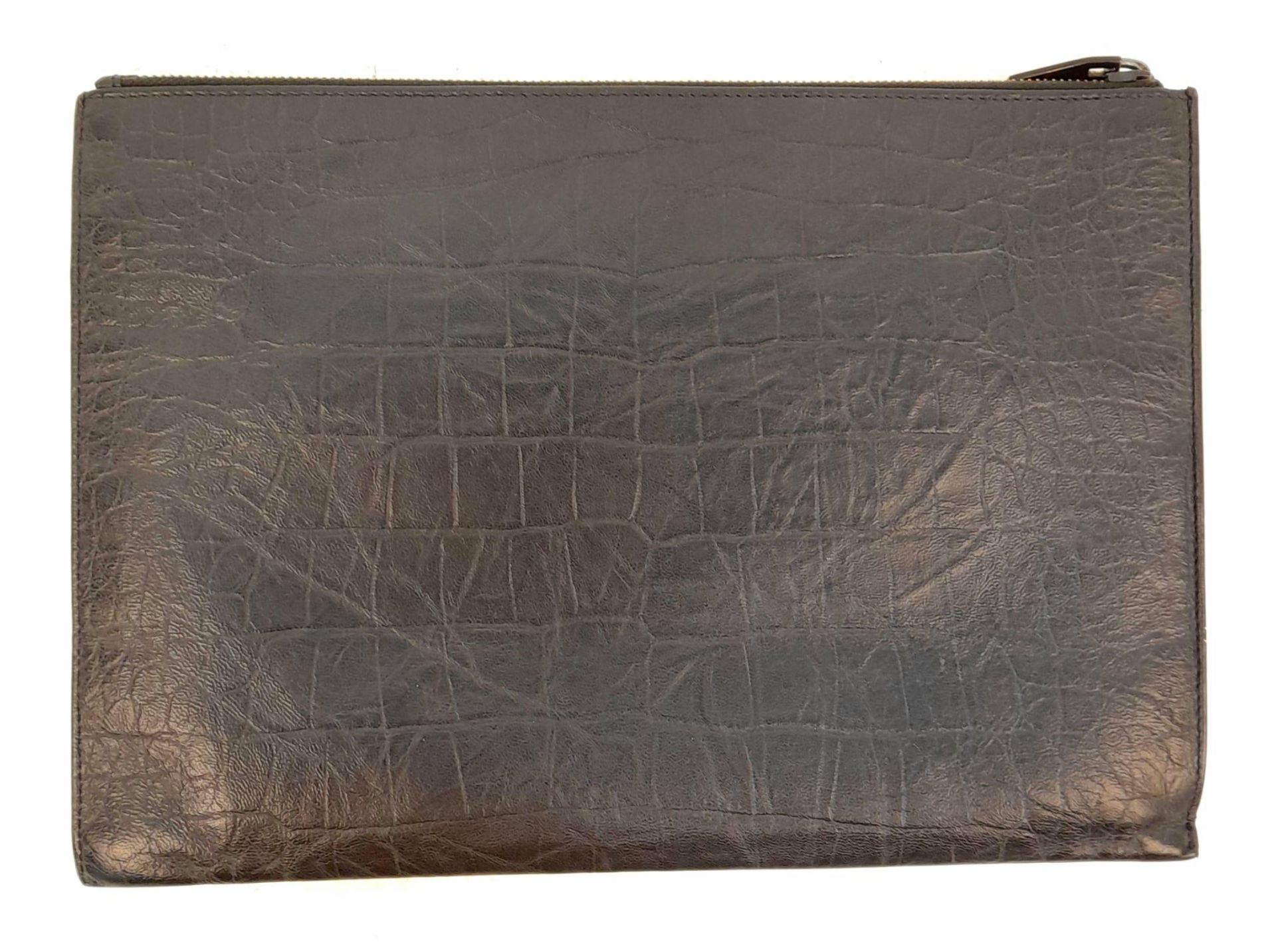 An Yves Saint Laurent (YSL) Black Leather Pouch. Initials on exterior. Cloth interior with - Bild 3 aus 6
