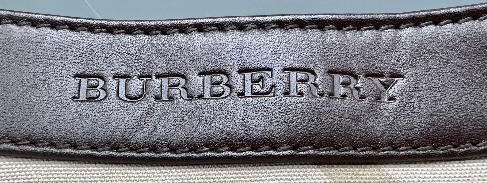 A Burberry Baguette Pouch Bag. Exterior beige canvas with leather handle and trim. Textile - Bild 5 aus 6