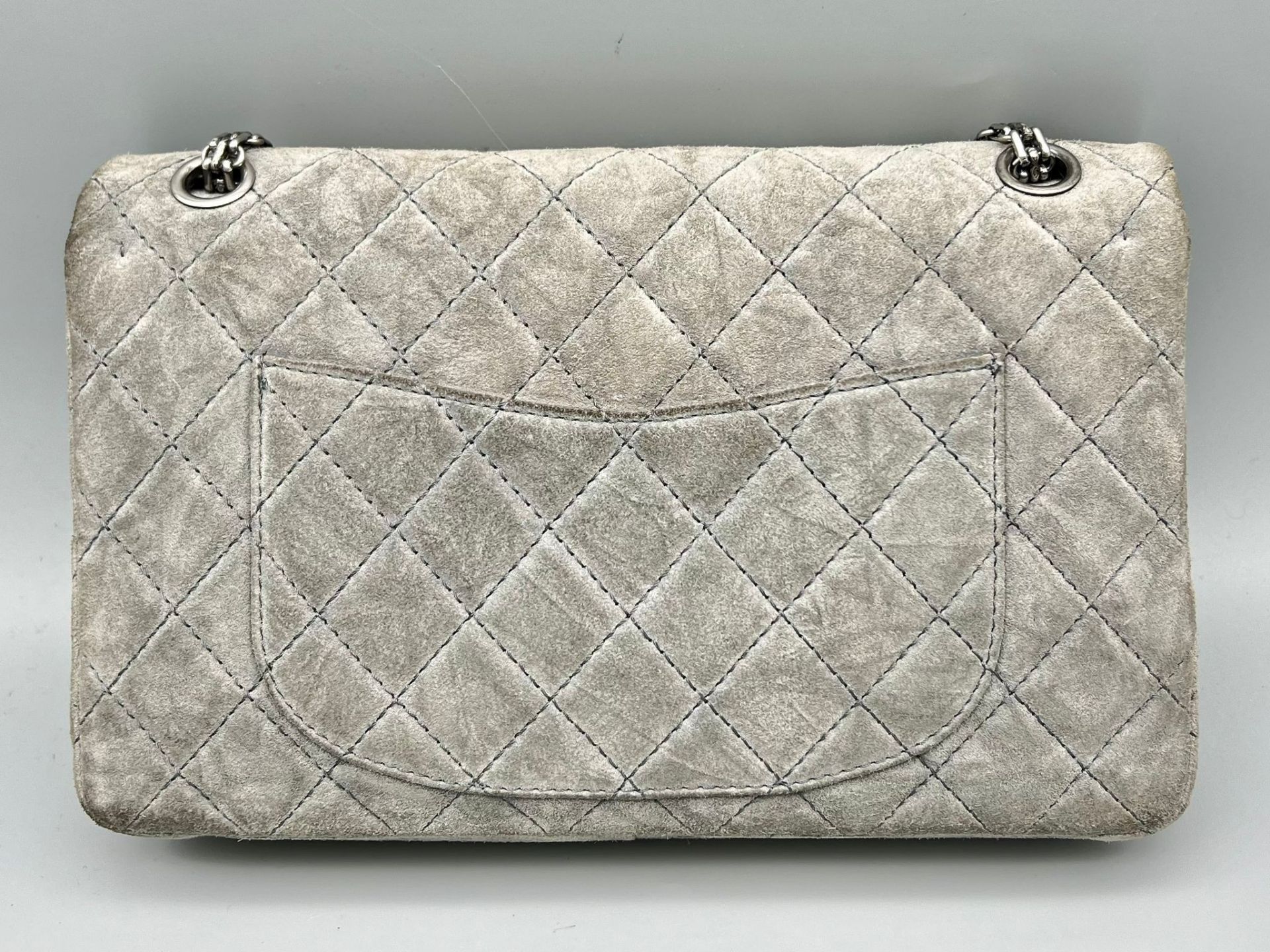 A Classic Chanel Grey Suede Quilted Large Shoulder Flap Bag. Quilted soft suede exterior (worn). - Bild 3 aus 7