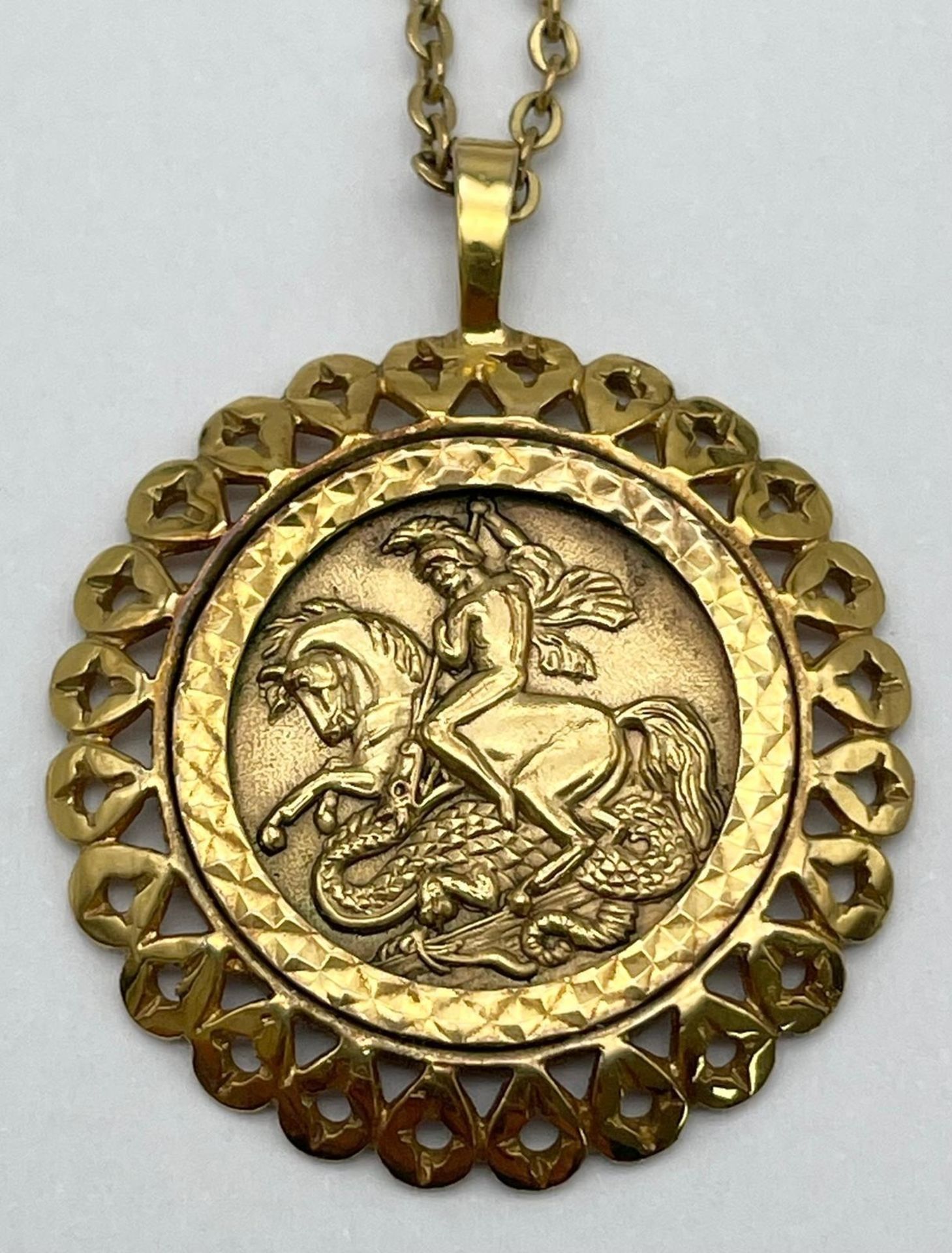 A Vintage 9K Gold Dragon Slaying Pendant on a 9K Yellow Gold Link Necklace/Chain. 27mm diameter - - Bild 3 aus 5