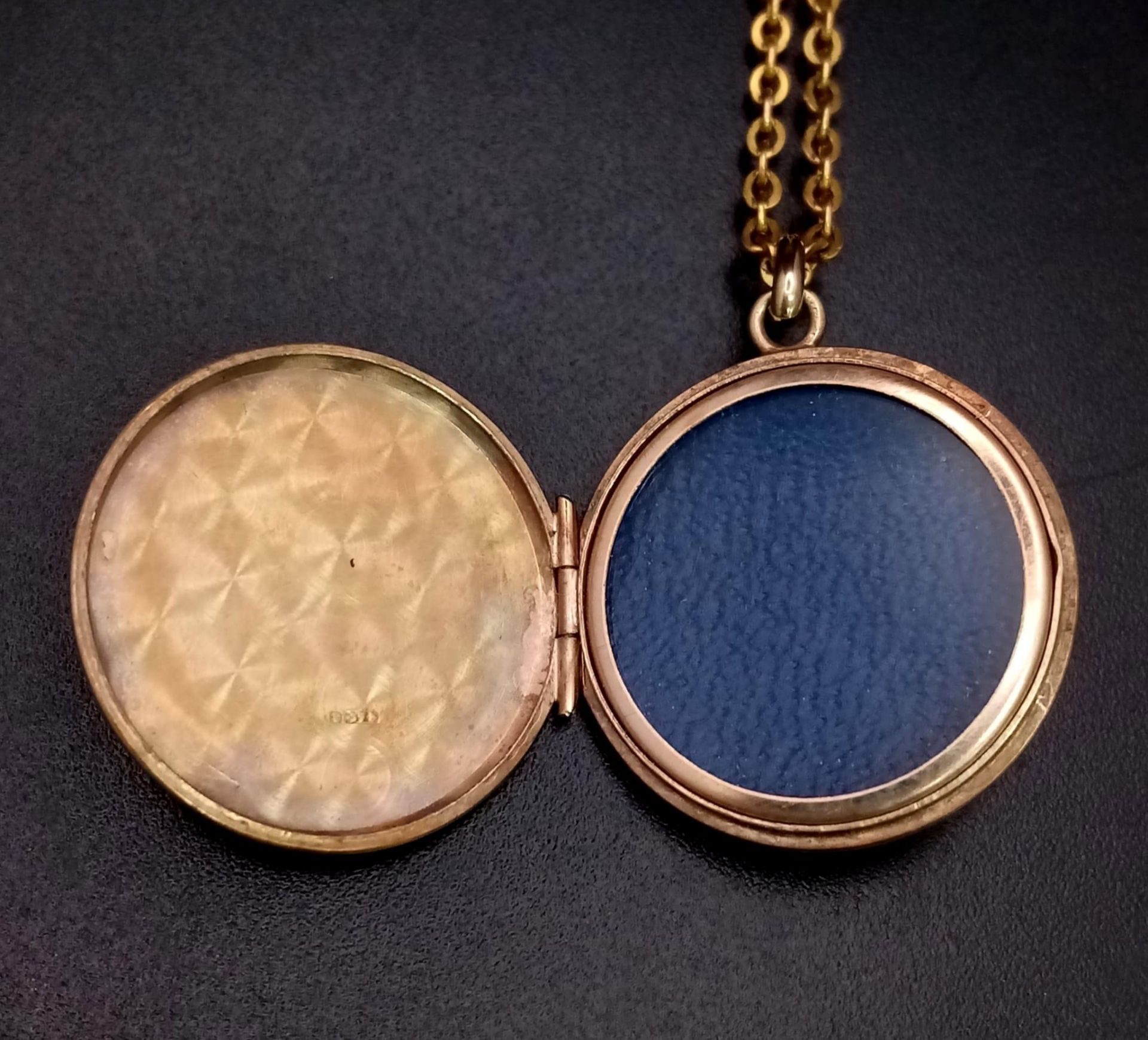 A Vintage 9K Yellow Gold Locket on a 9K Yellow Gold Necklace. 20mm pendant diameter. 52cm length. - Bild 2 aus 6