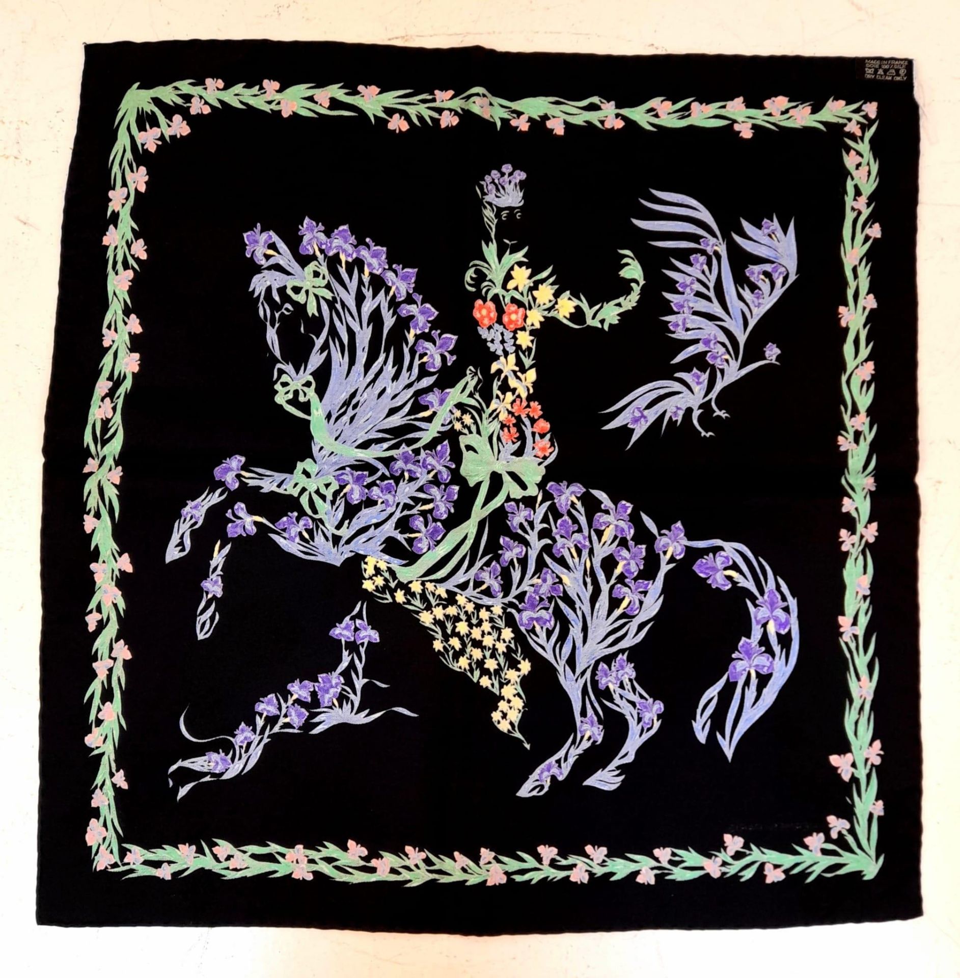 A Hermes Silk Scarf. Floral decoration. Good condition. 42cm x 42cm. Ref: 12742 - Bild 5 aus 5