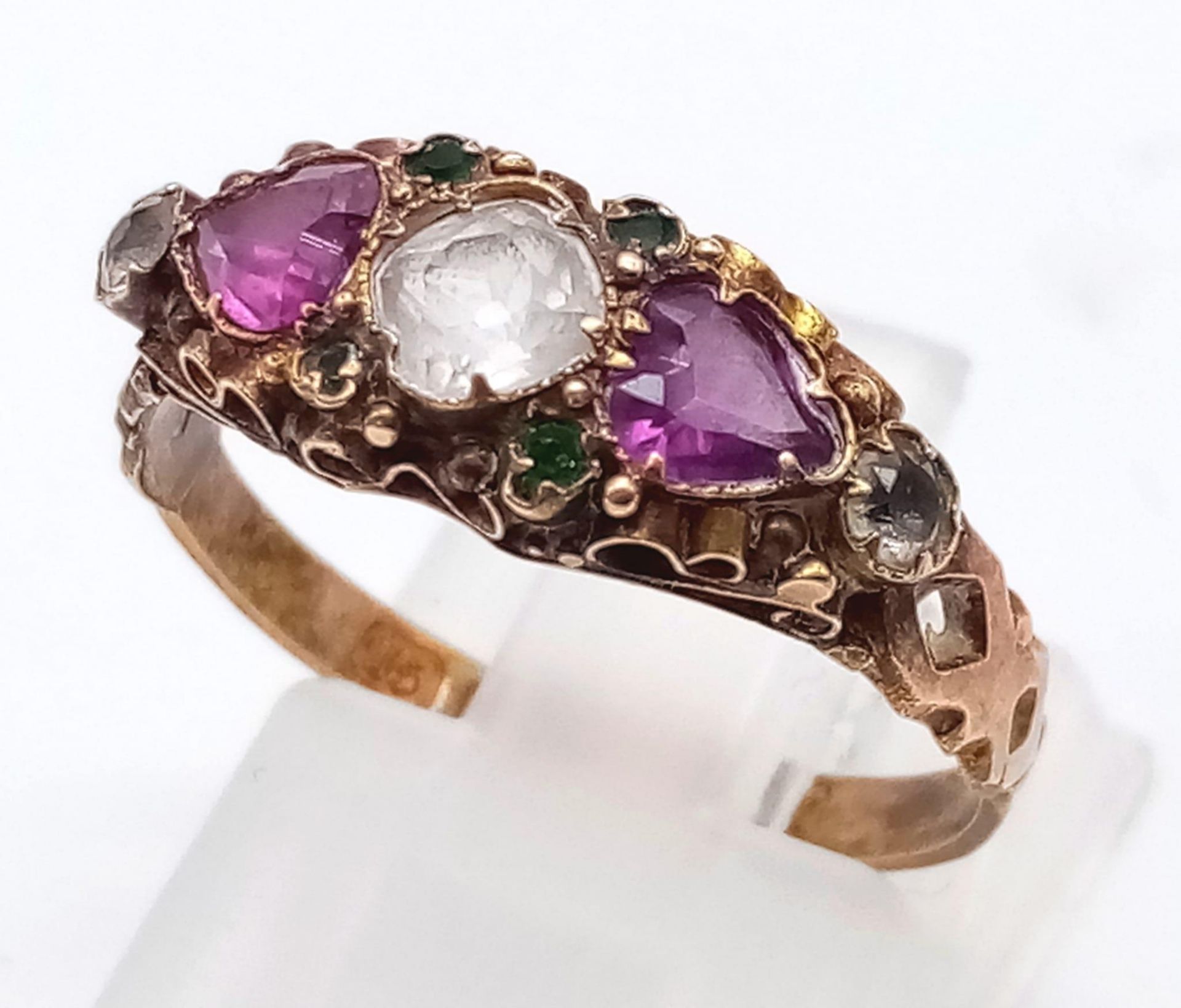 AN ANTIQUE 15K GOLD RING WITH A WHITE SAPPHIRE CENTRE STONE FLANKED BY AMETHYST AND DIAMONDS . 1. - Bild 3 aus 5